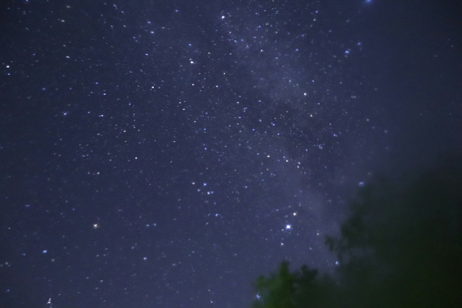 Wunderschöner Nachthimmel mit hellen Sternen und sichtbarer Galaxie