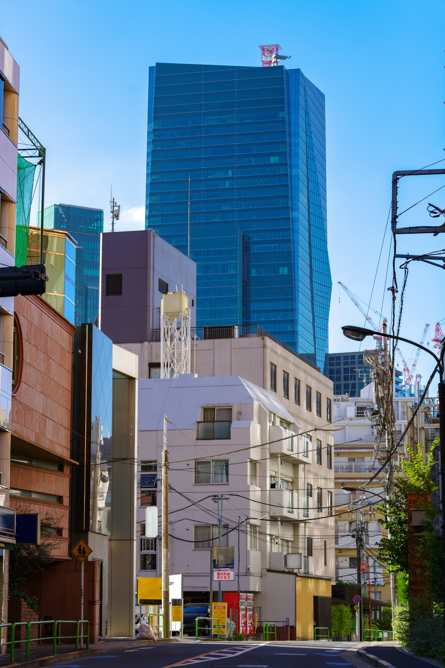 Vue urbaine avec un gratte-ciel moderne à Tokyo et des bâtiments environnants