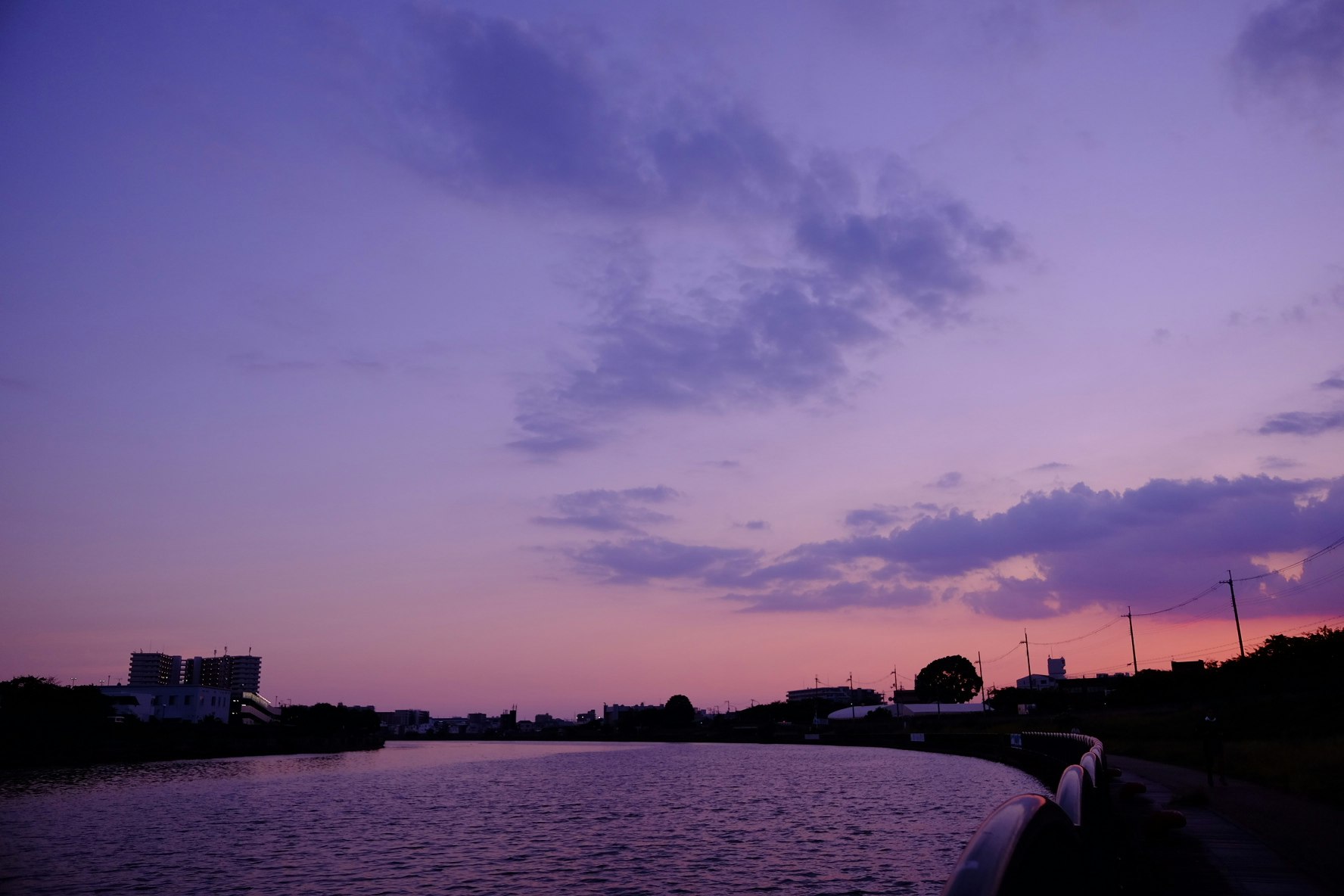 夕暮れの川沿いの遊歩道と空