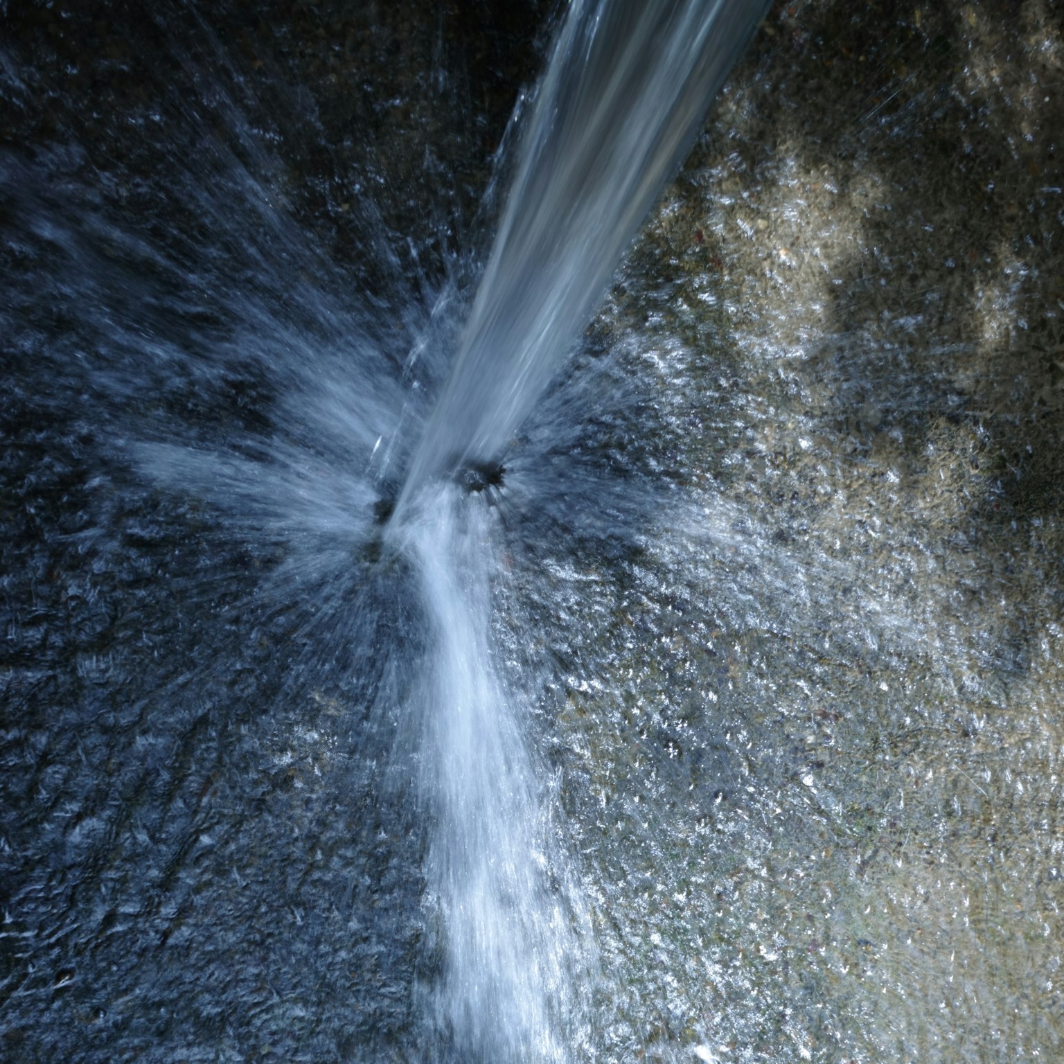 Vista superior del agua brotando con fuerza