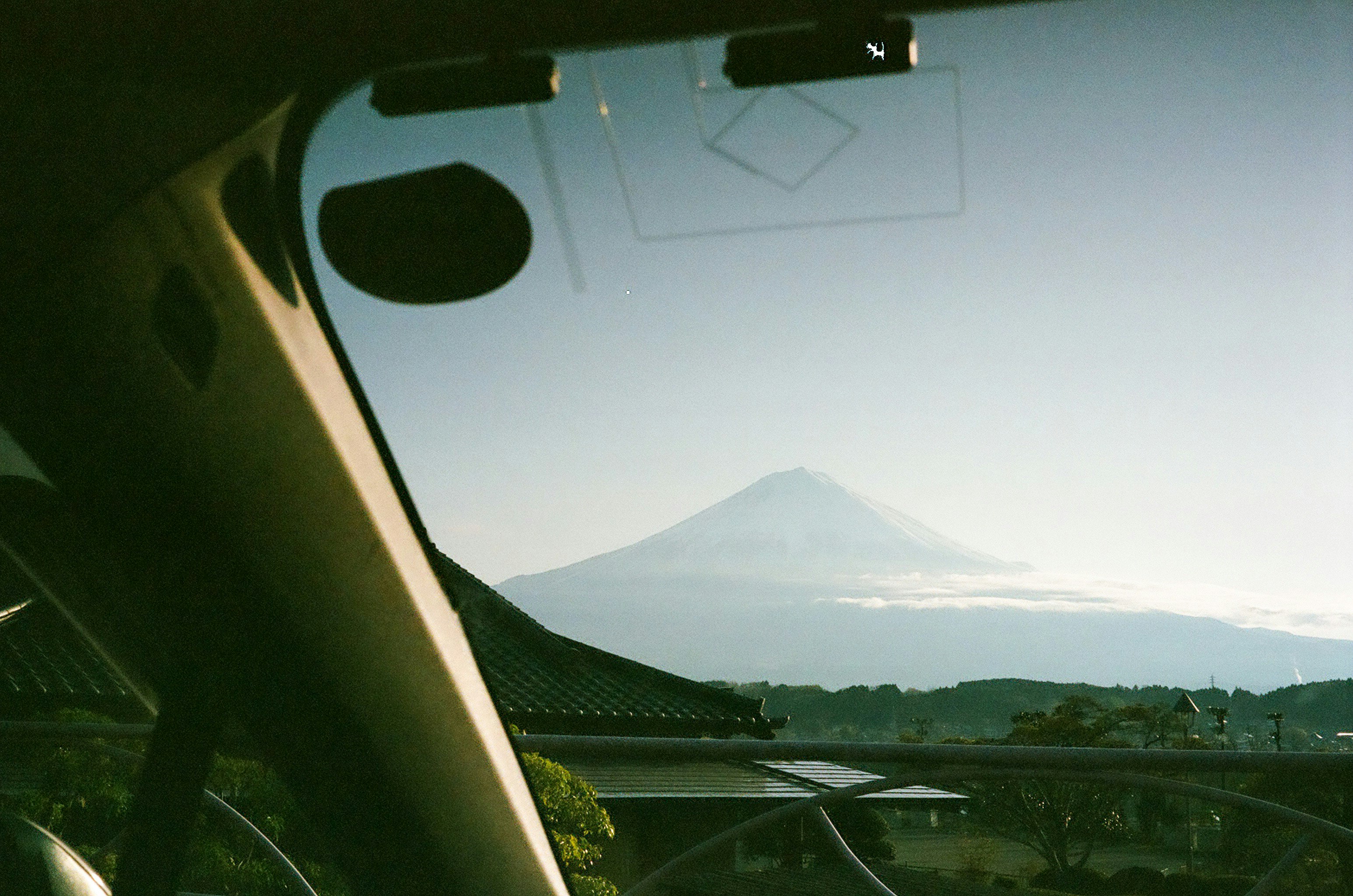 Blick auf den Mount Fuji und die Landschaft durch das Autofenster