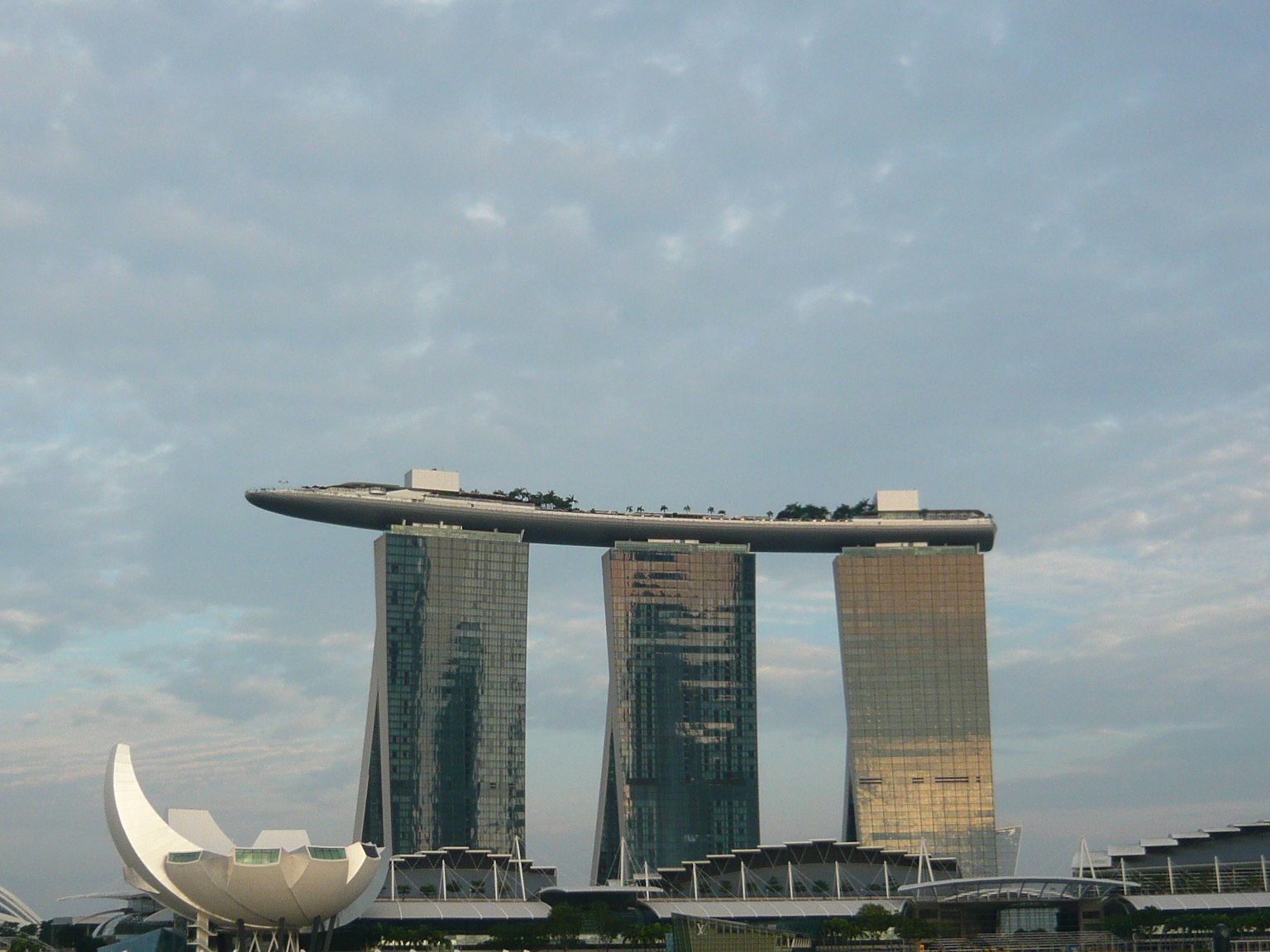 Ikonische Architektur des Marina Bay Sands mit bewölktem Himmel