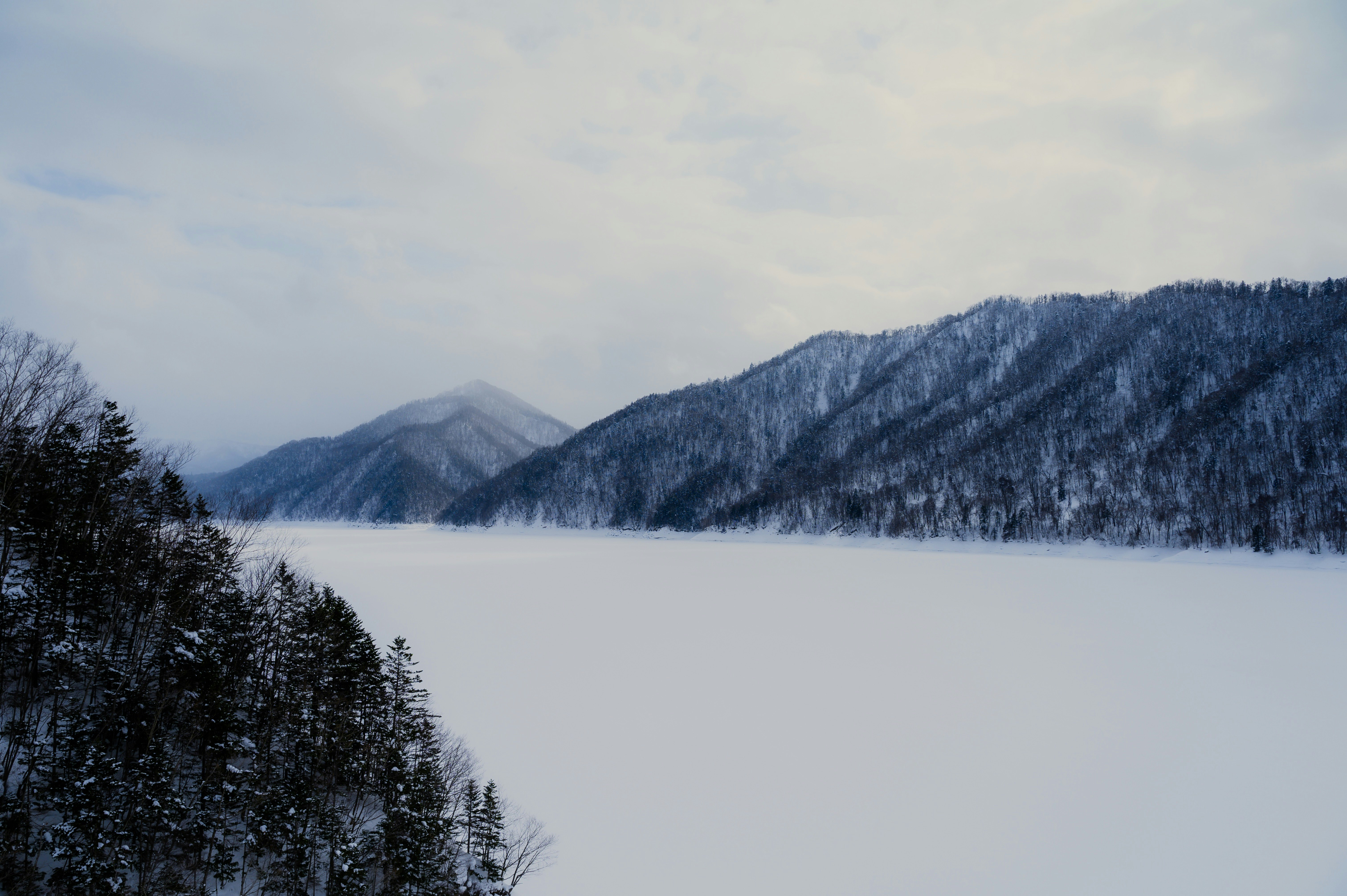白雪覆蓋的山谷與層疊山稜、淡色天空