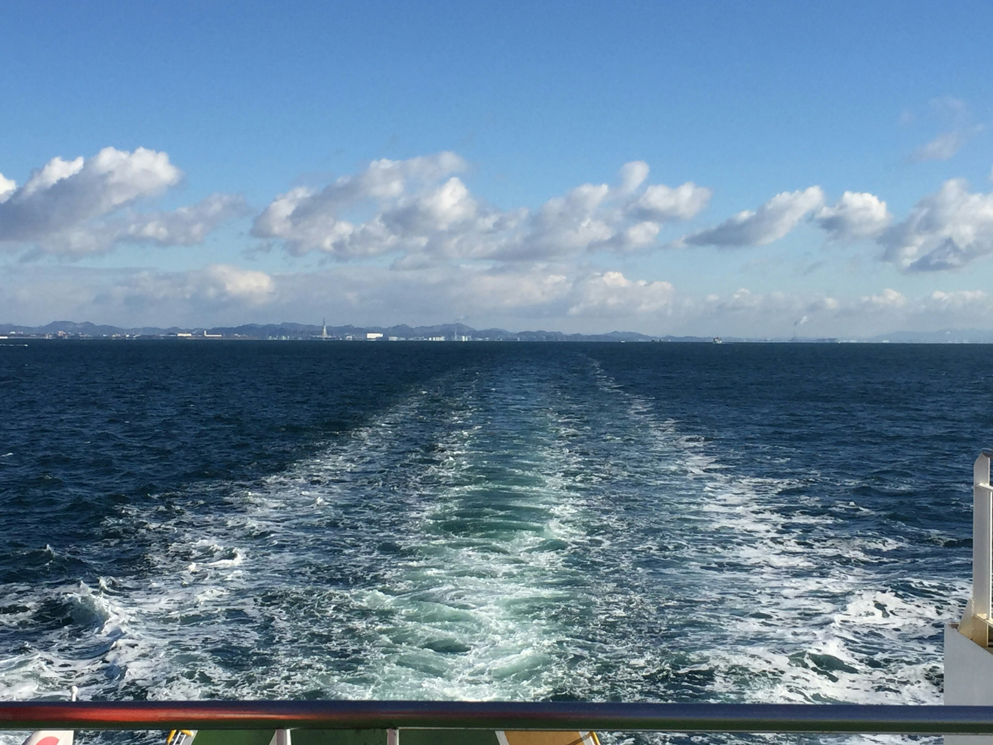 海上を進む船から見える青い海と波の航跡
