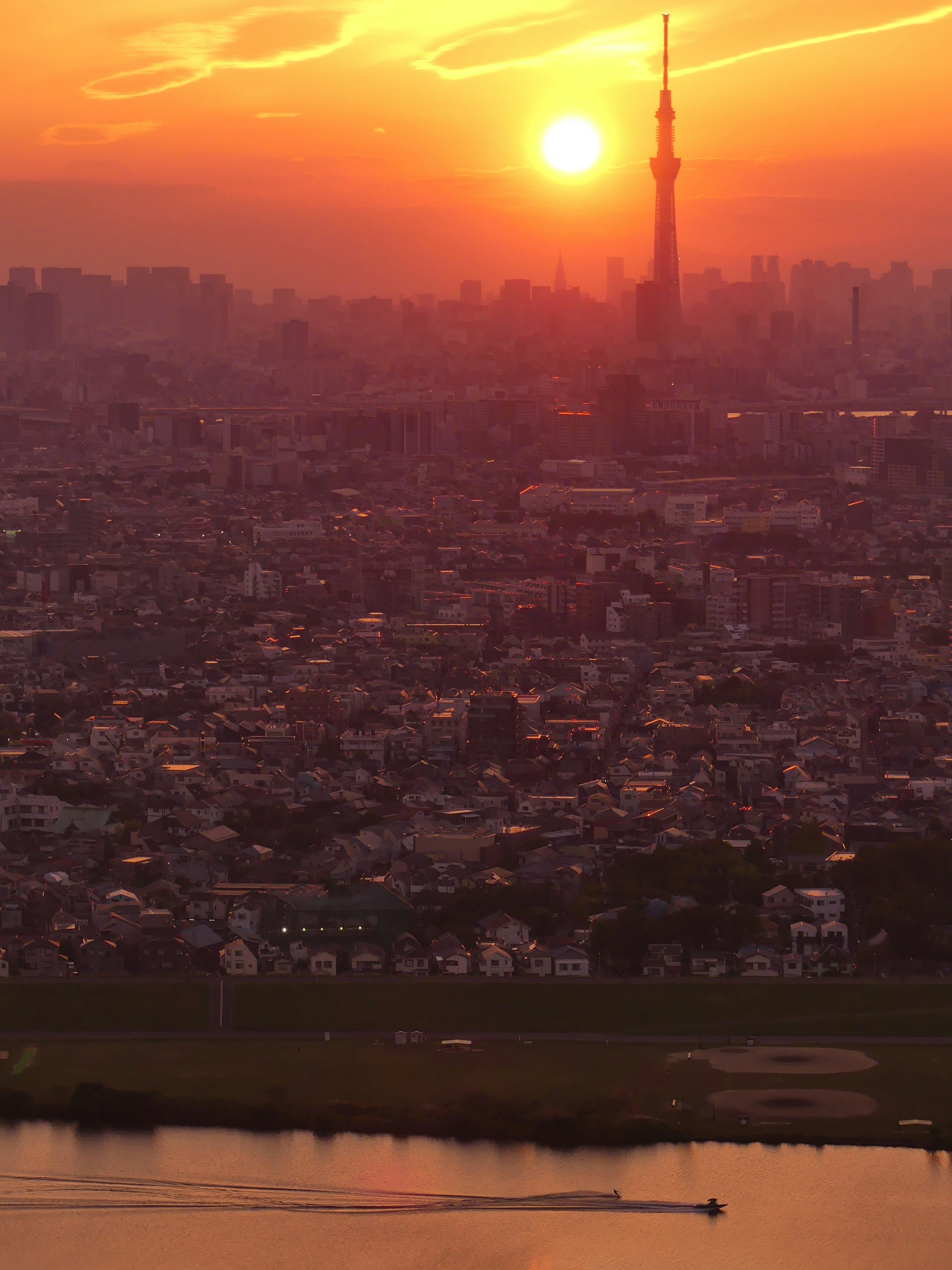日暮れの市川市・アイ・リンクタウン周辺の街並みと夕日
