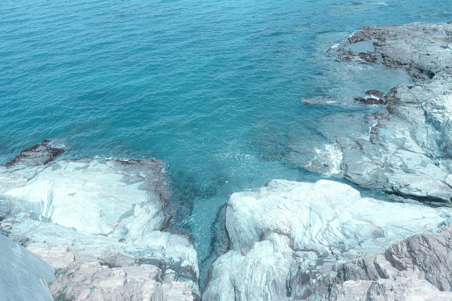 青い海と岩の景色 透明な水面が岩を映し出す