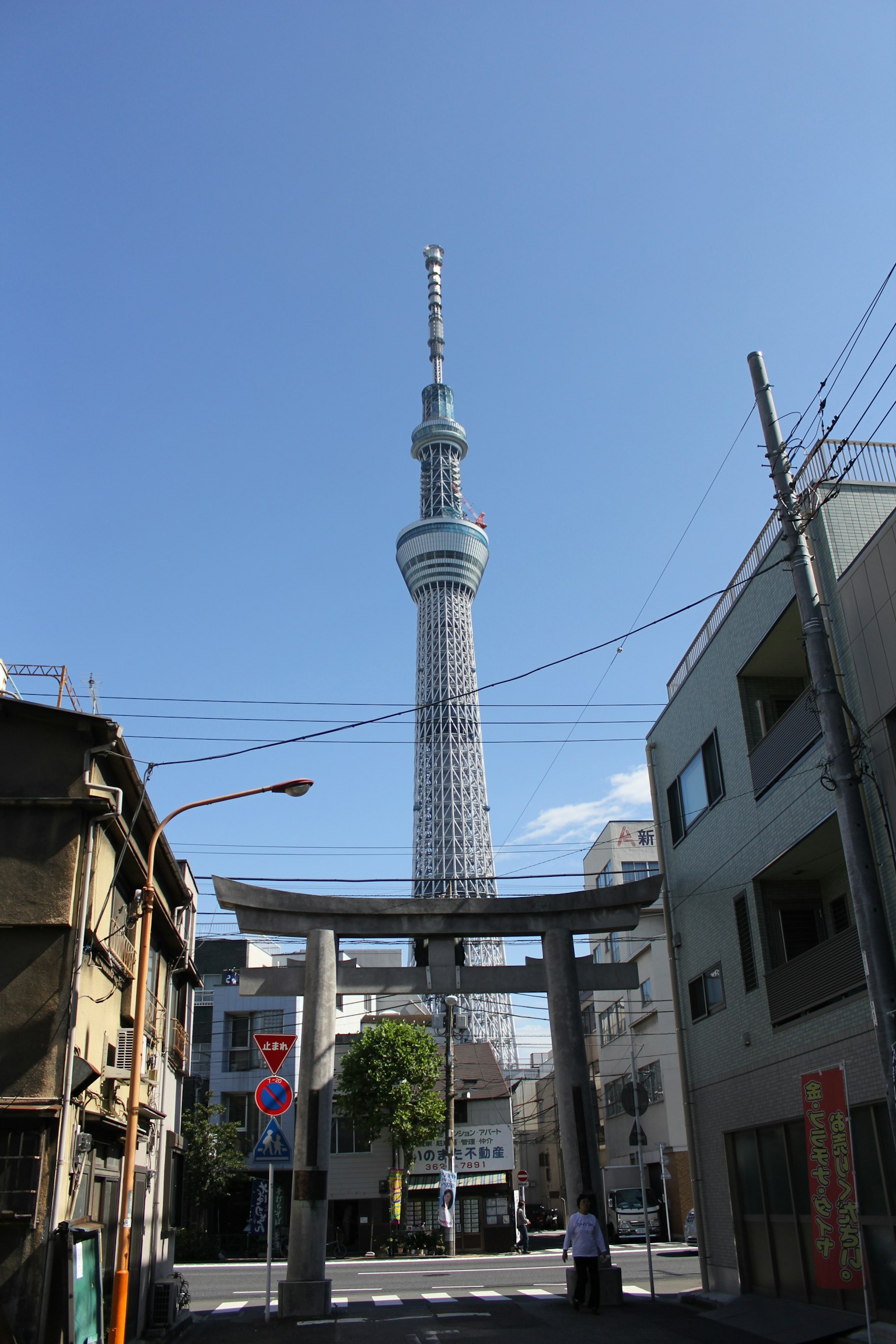 東京晴空塔與鳥居的景觀