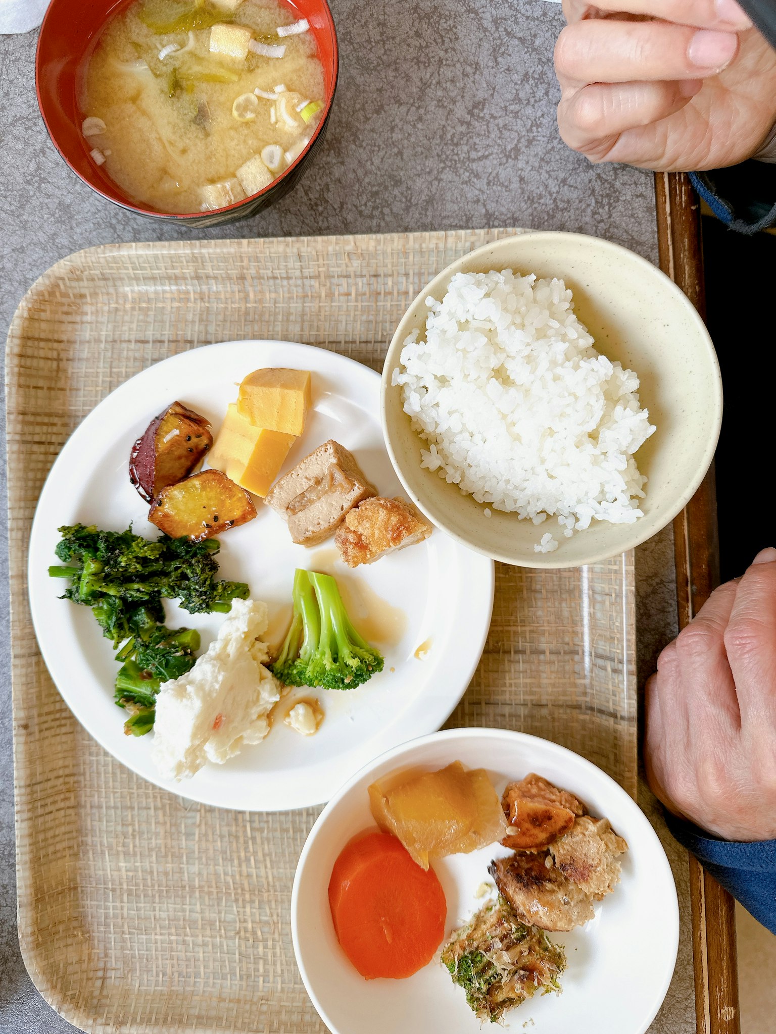 Mahlzeitenszene mit einem Teller gemischter Gerichte und einer Schüssel Miso-Suppe