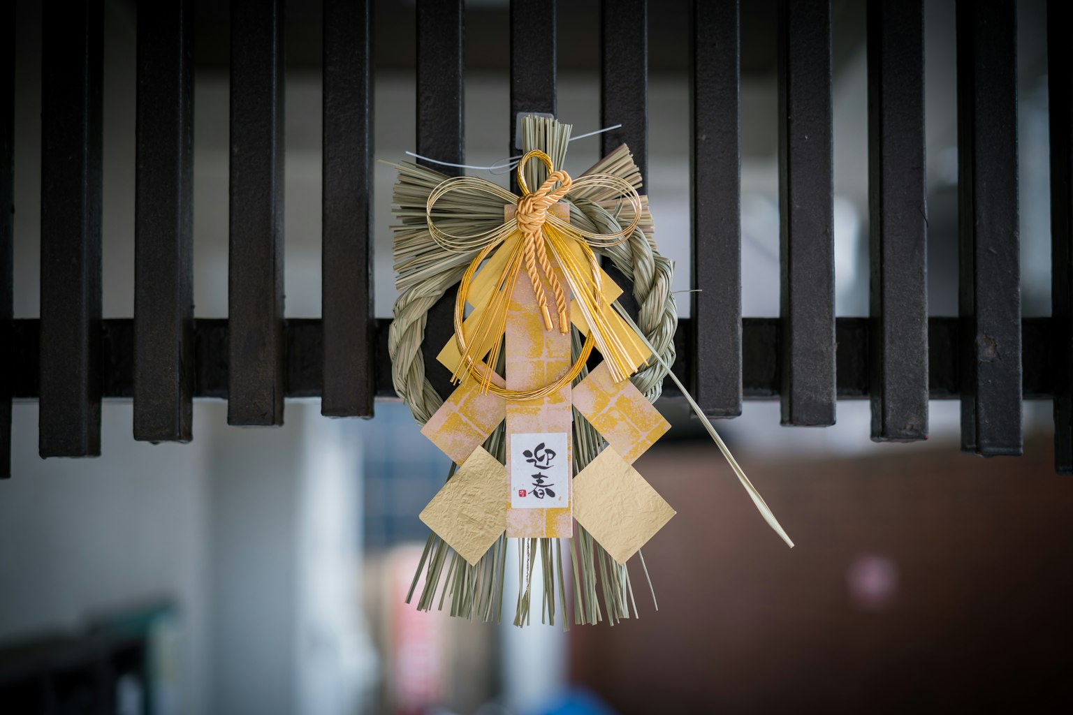Decorazione tradizionale giapponese shimenawa con nastro giallo