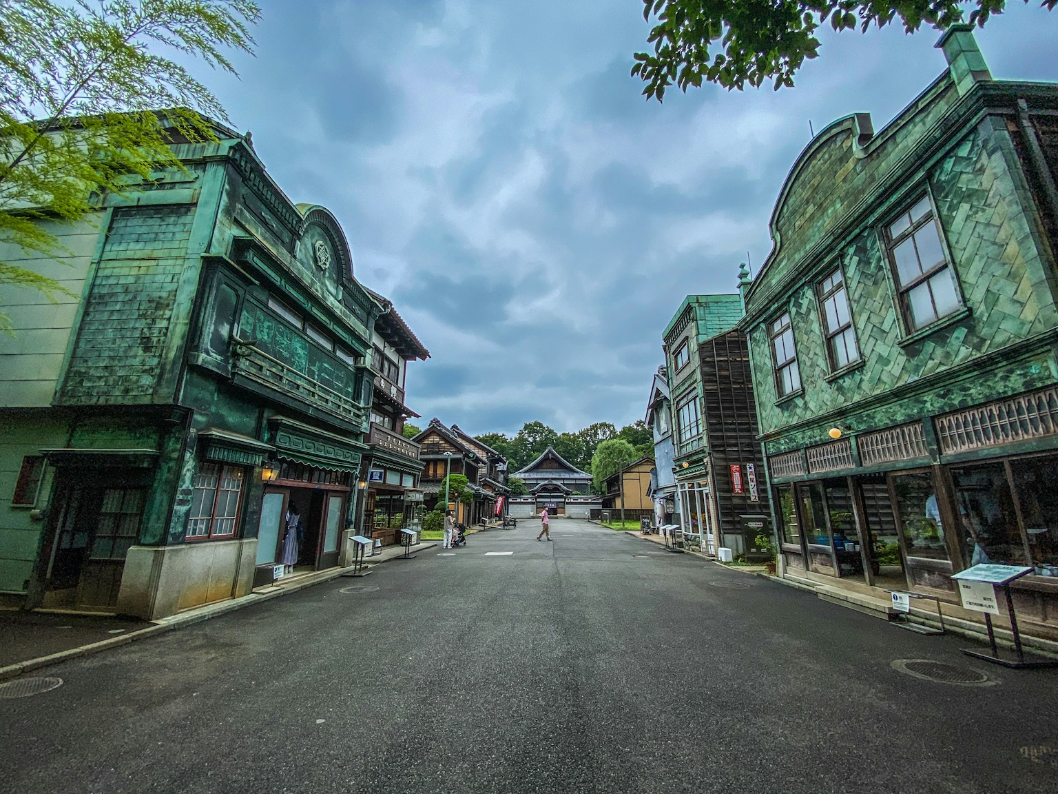 Pemandangan jalan tenang dengan bangunan vintage hijau