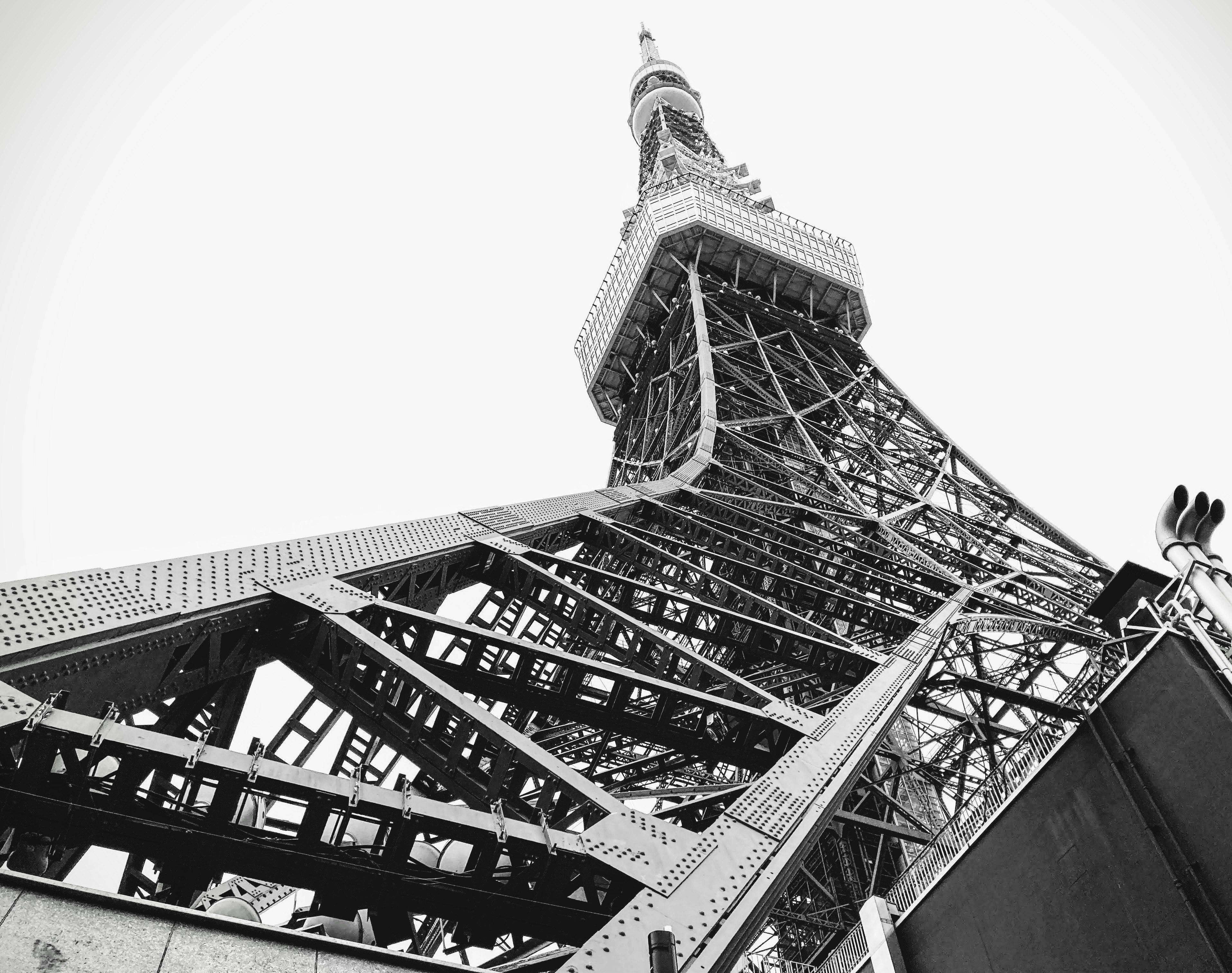 東京タワーの展望台を見上げるモノクロのアングル