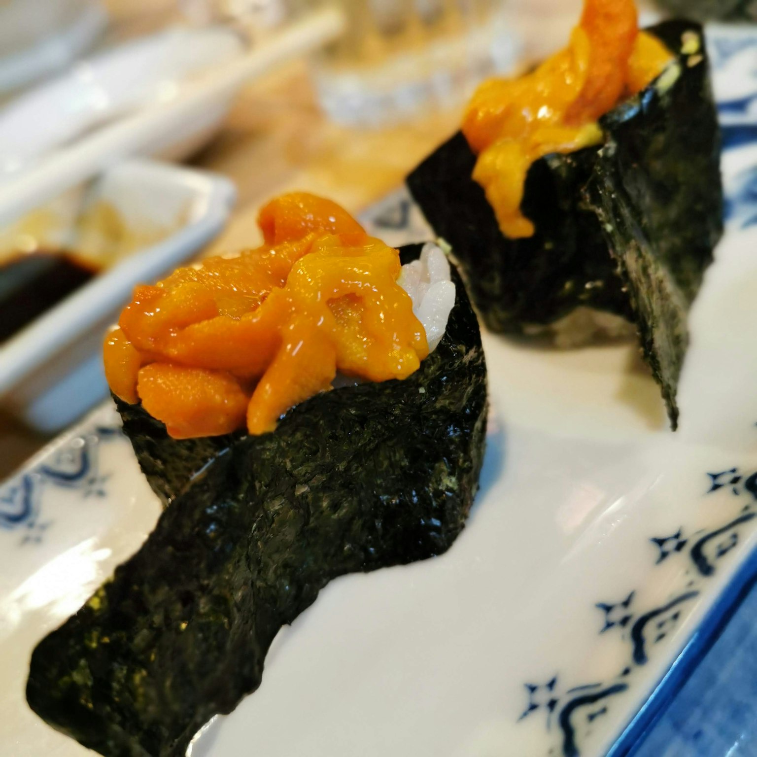 Sushi servi avec un oursin sur un lit d'algues