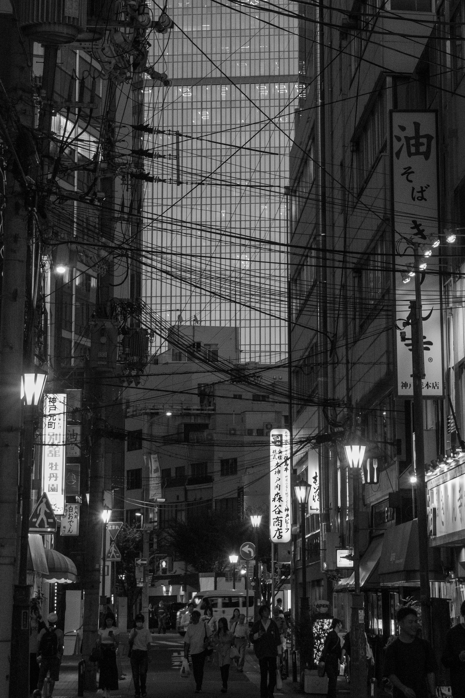 夜间街道场景，带有照明标志和建筑物