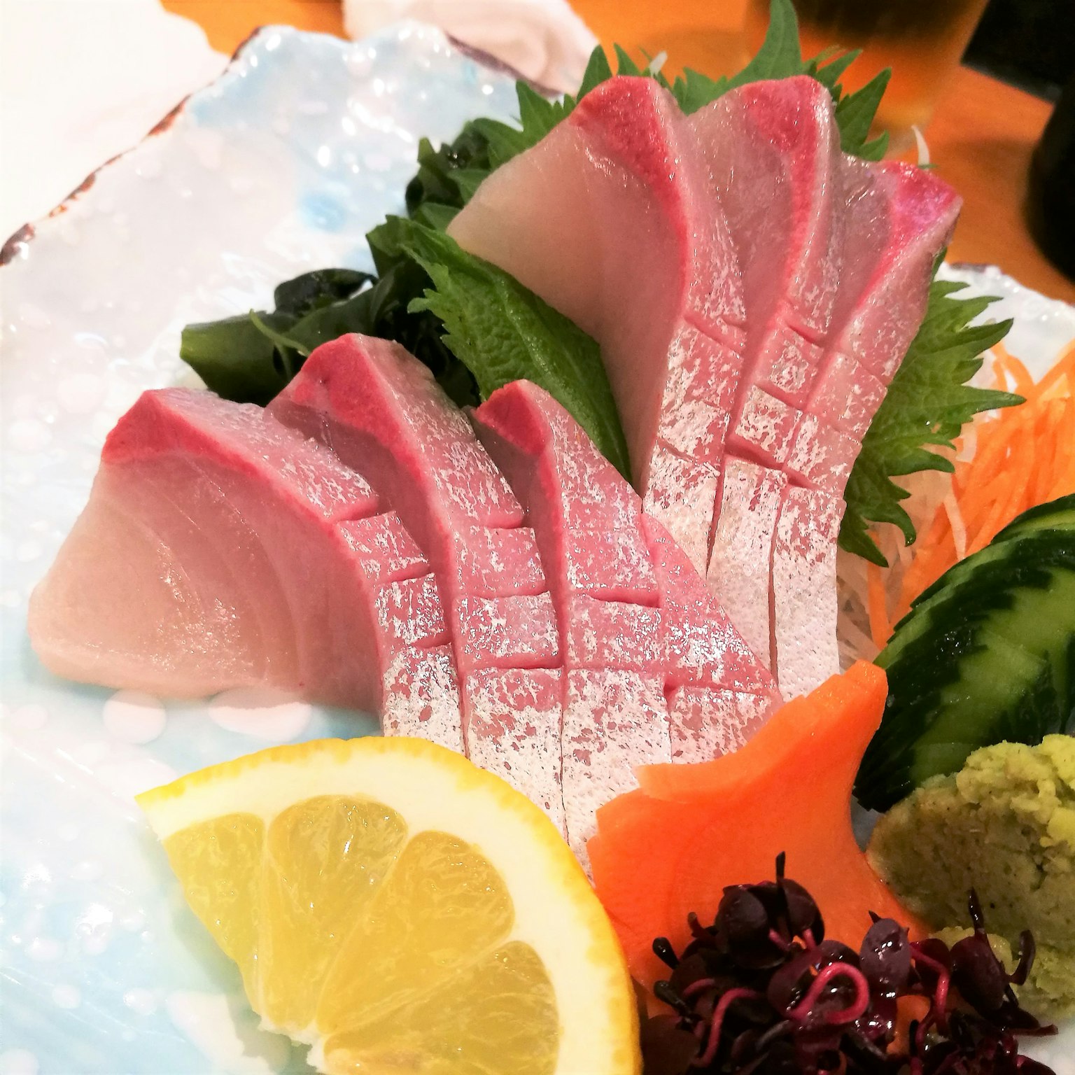 Plato de sashimi fresco con rodajas de cítricos