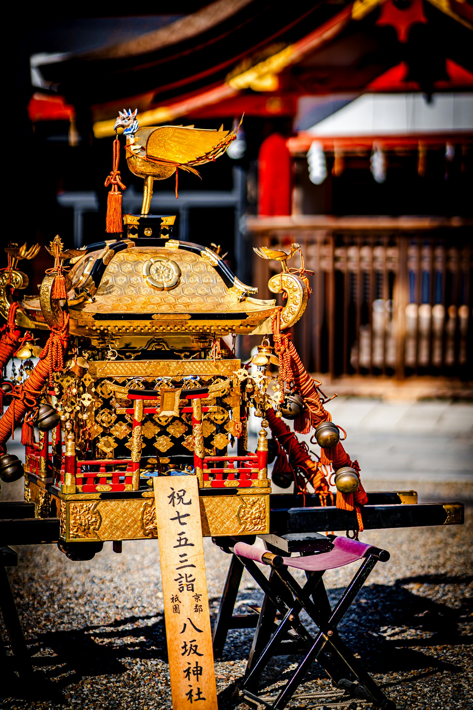 Mikoshi doré avec un oiseau doré dessus décoration de festival