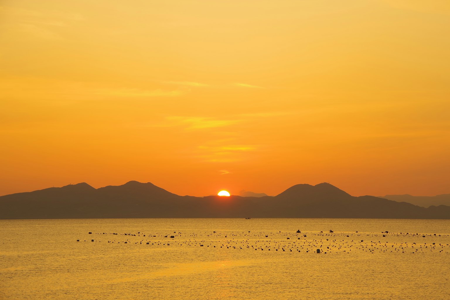 美丽的海景，夕阳在山间落下