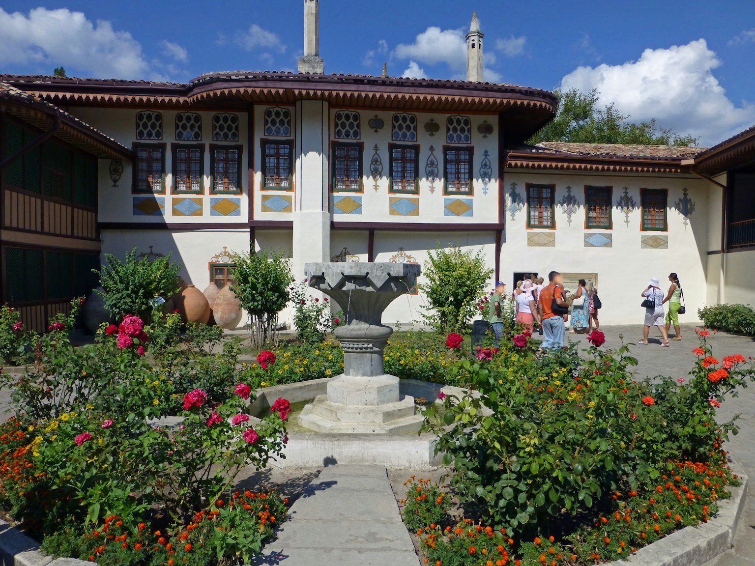 歷史建築與美麗花園和聚集的人們