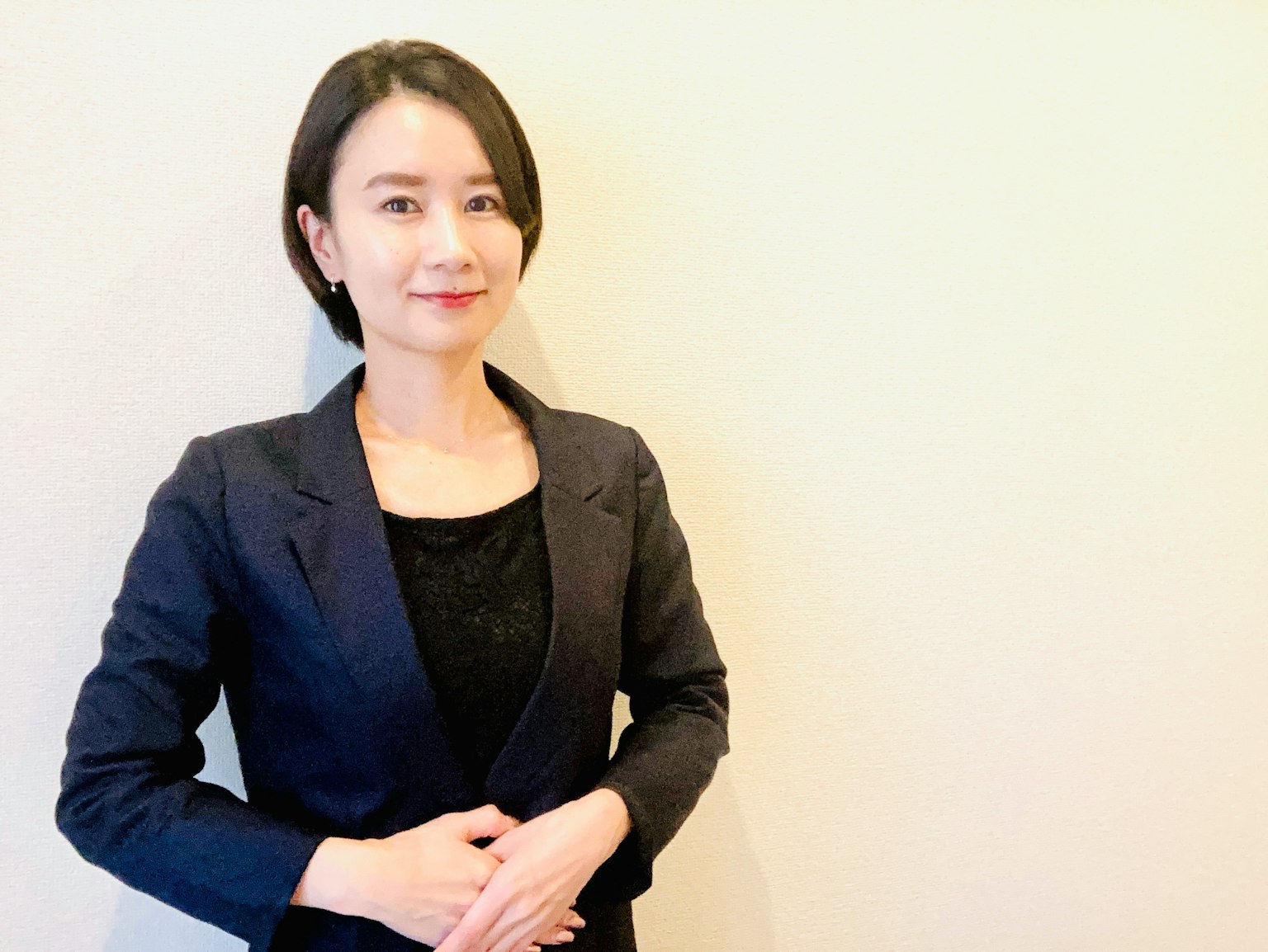 전문적인 복장을 한 여성이 미소 짓고 있다
