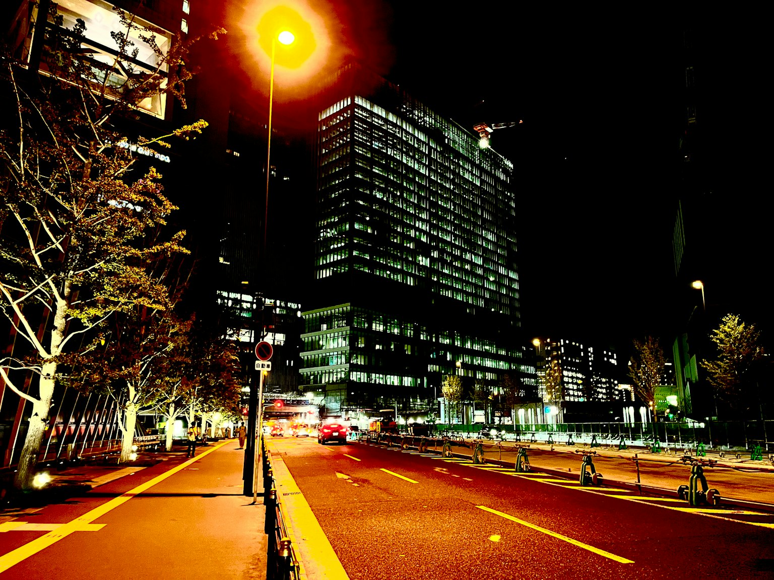 夜間城市景觀，高樓大廈和路燈明亮照耀