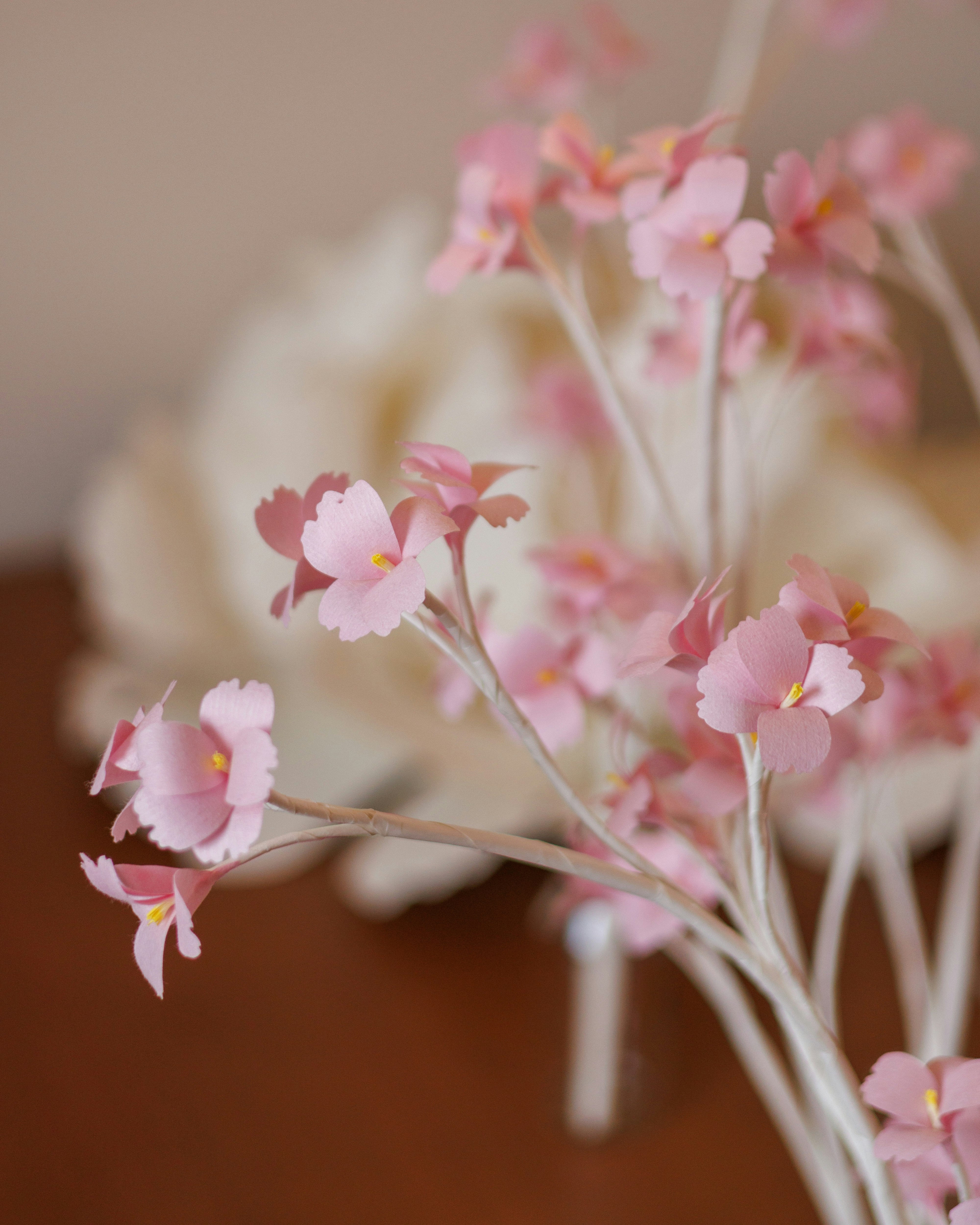 ピンクのペーパーフラワーの花束のクローズアップ
