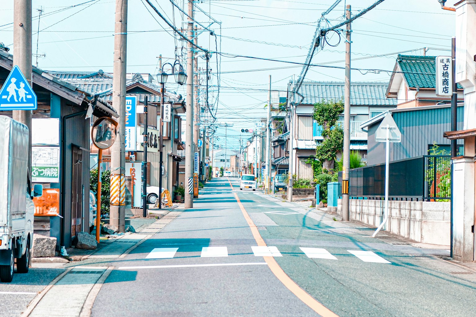Rue tranquille sous un ciel bleu avec des maisons environnantes