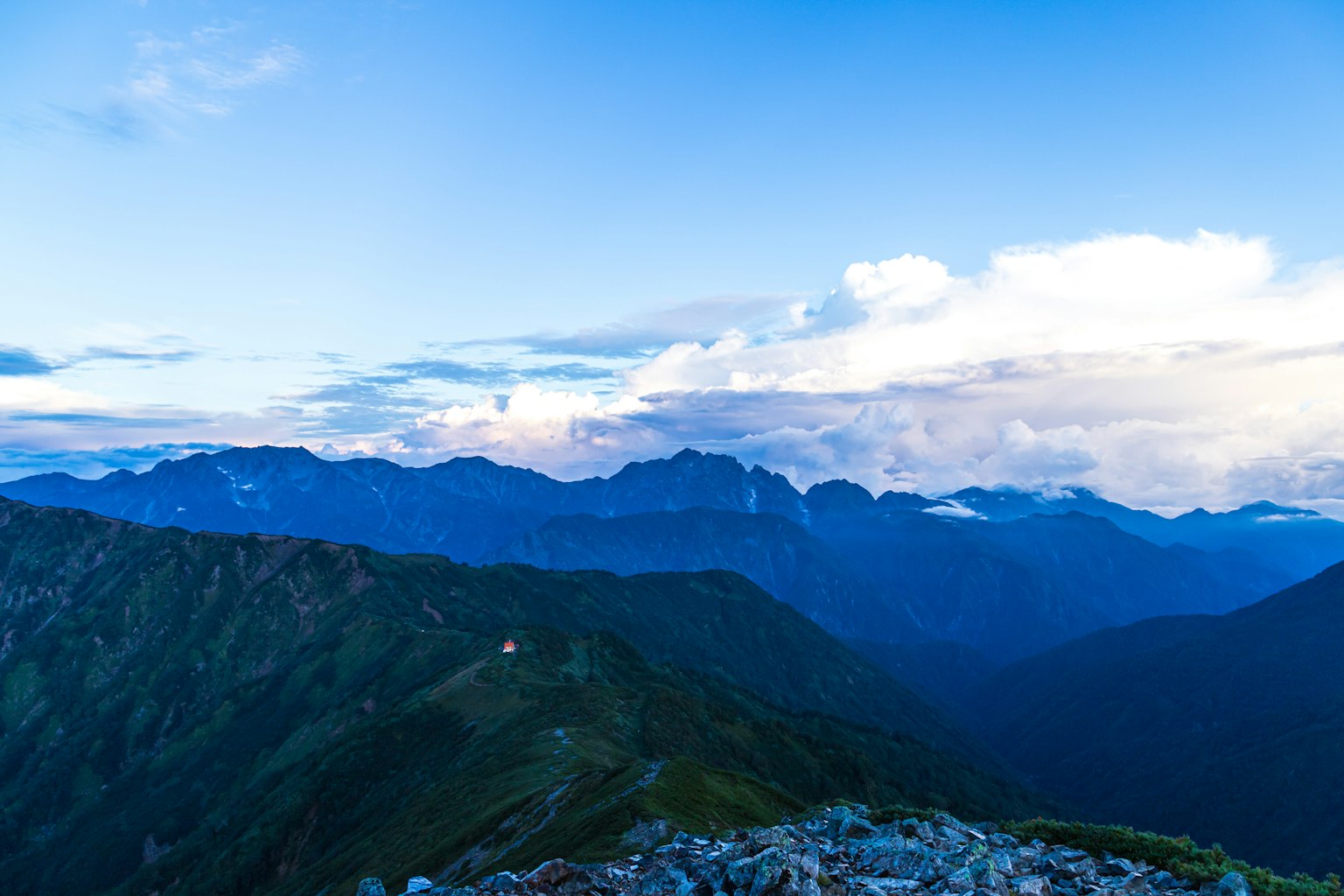 被蓝天和云彩环绕的山脉全景