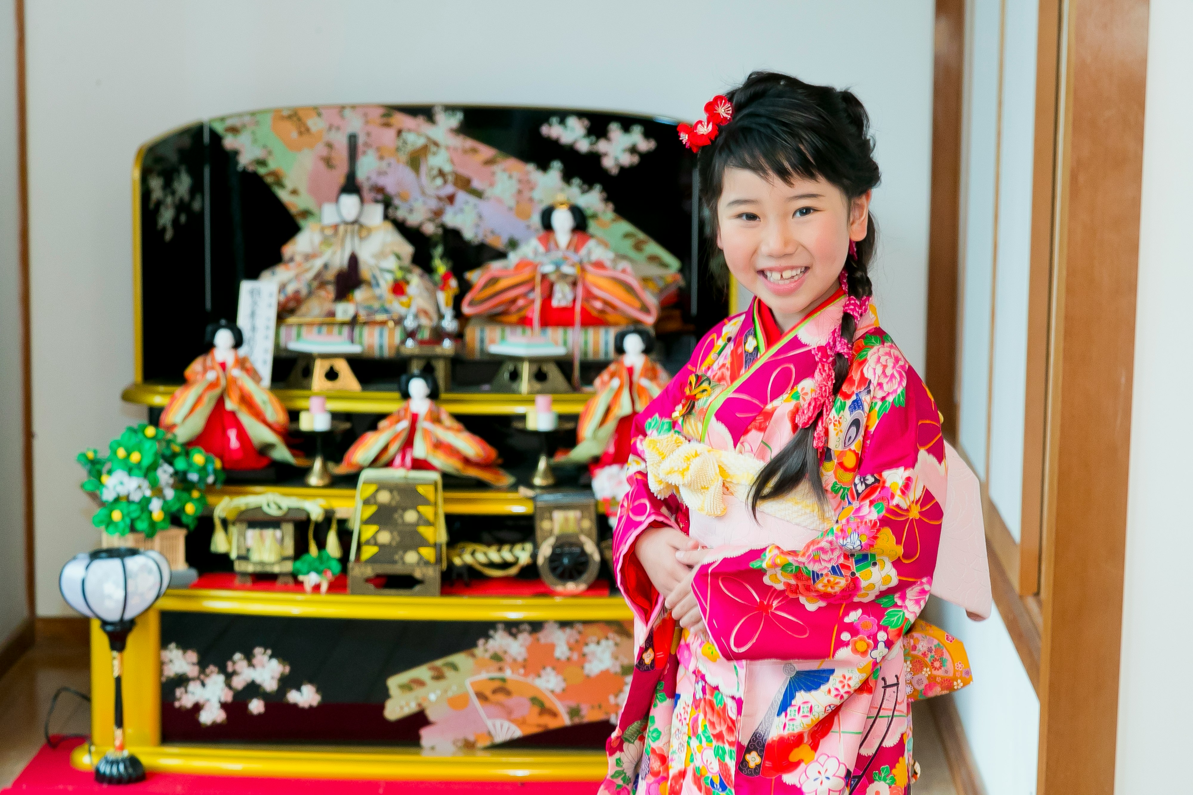 穿和服的孩子站在雏人偶陈列前