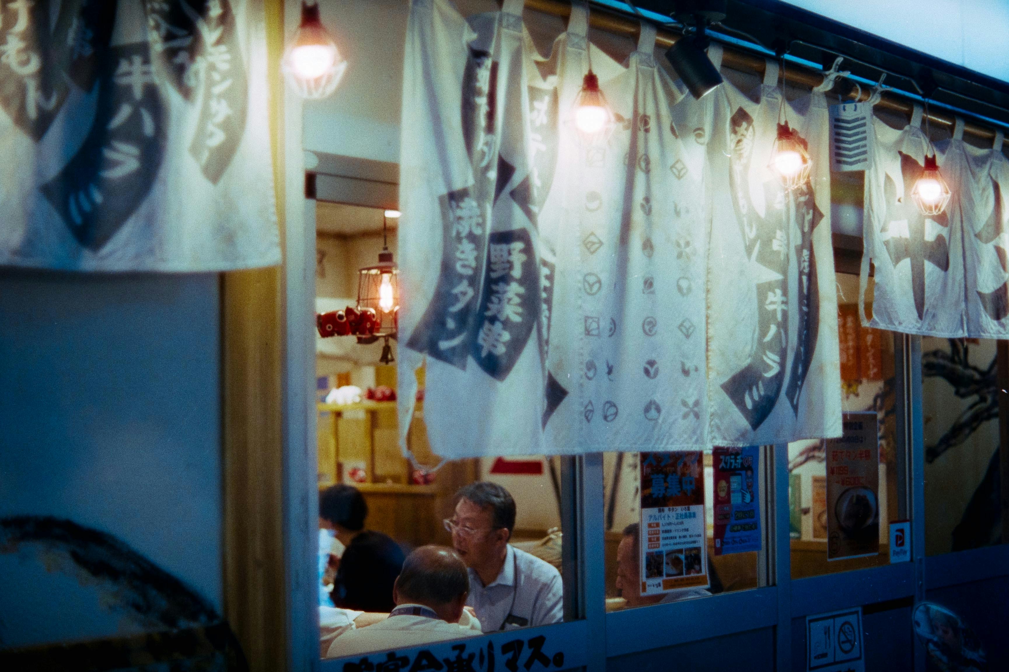 หลังคาร้านริมทางพร้อมโคมไฟและแสงไฟอุ่น