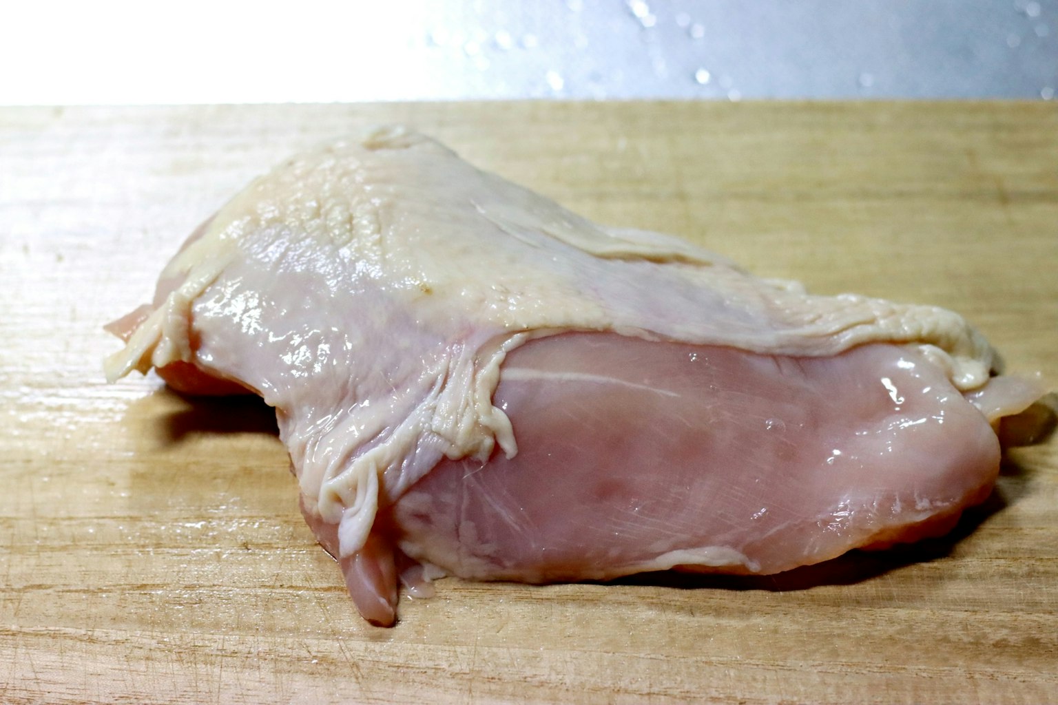 木砧板上的生鸡肉块