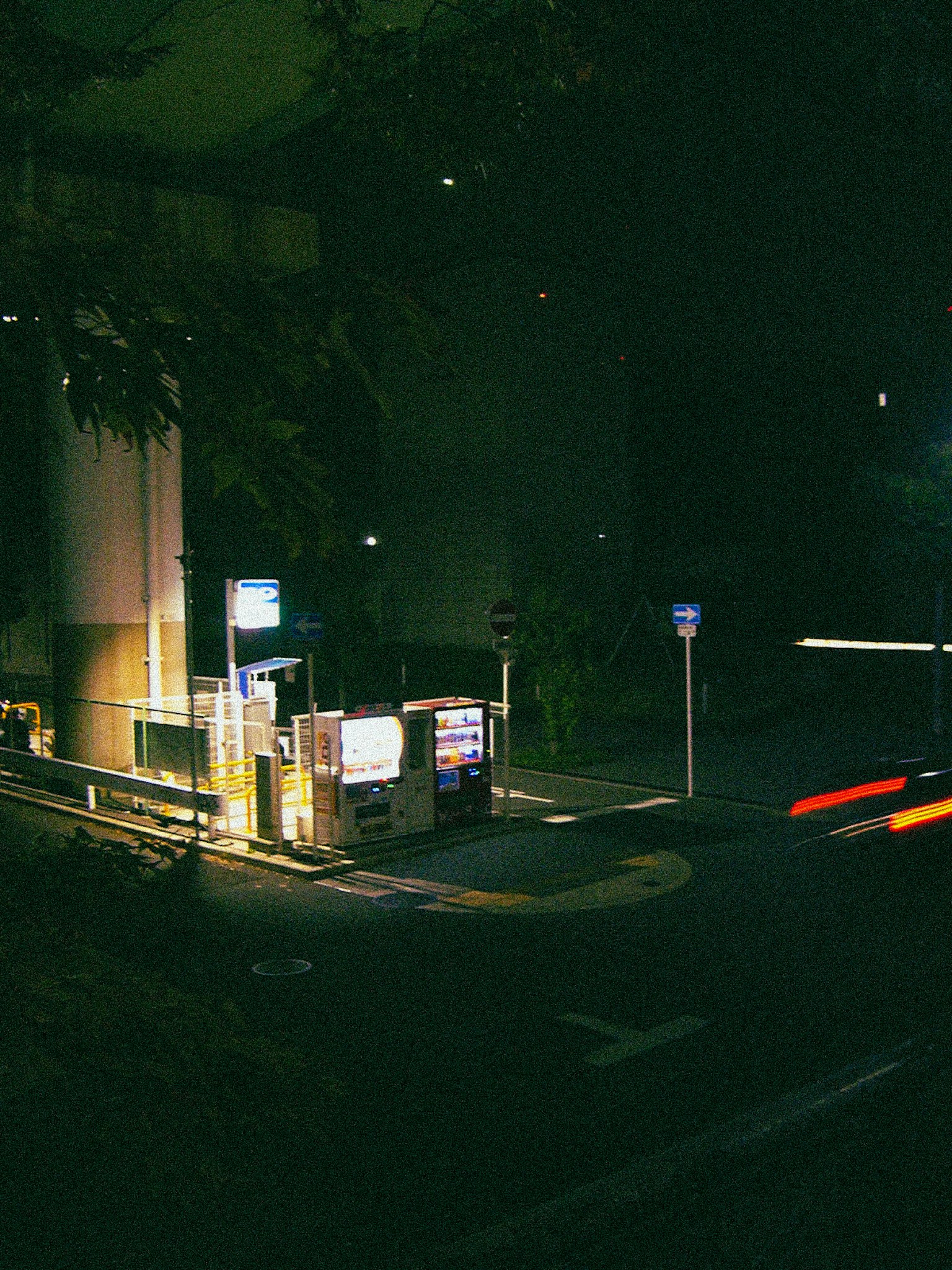 夜间街角的自动售货机和交通信号灯