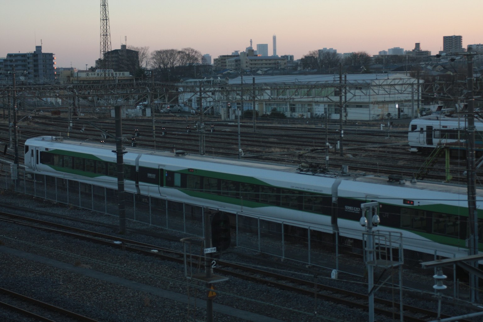 รถไฟสีเขียวจอดอยู่ที่สถานีรถไฟในช่วงพลบค่ำ