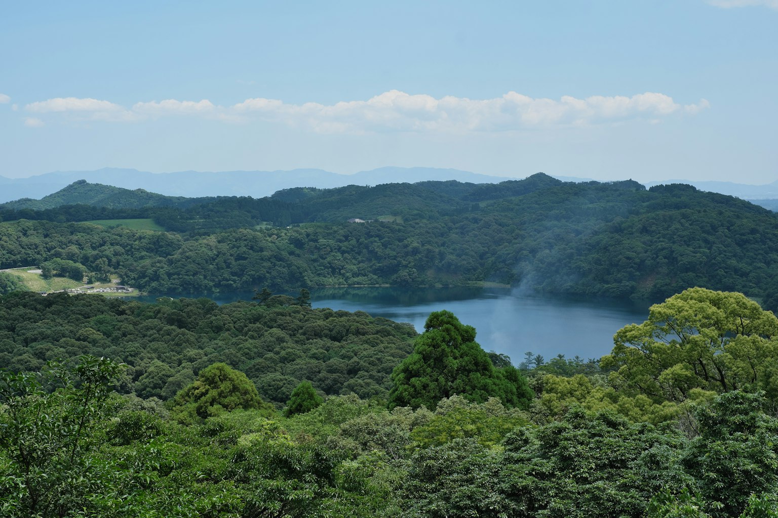 Vista panoramica di un lago blu circondato da foreste lussureggianti