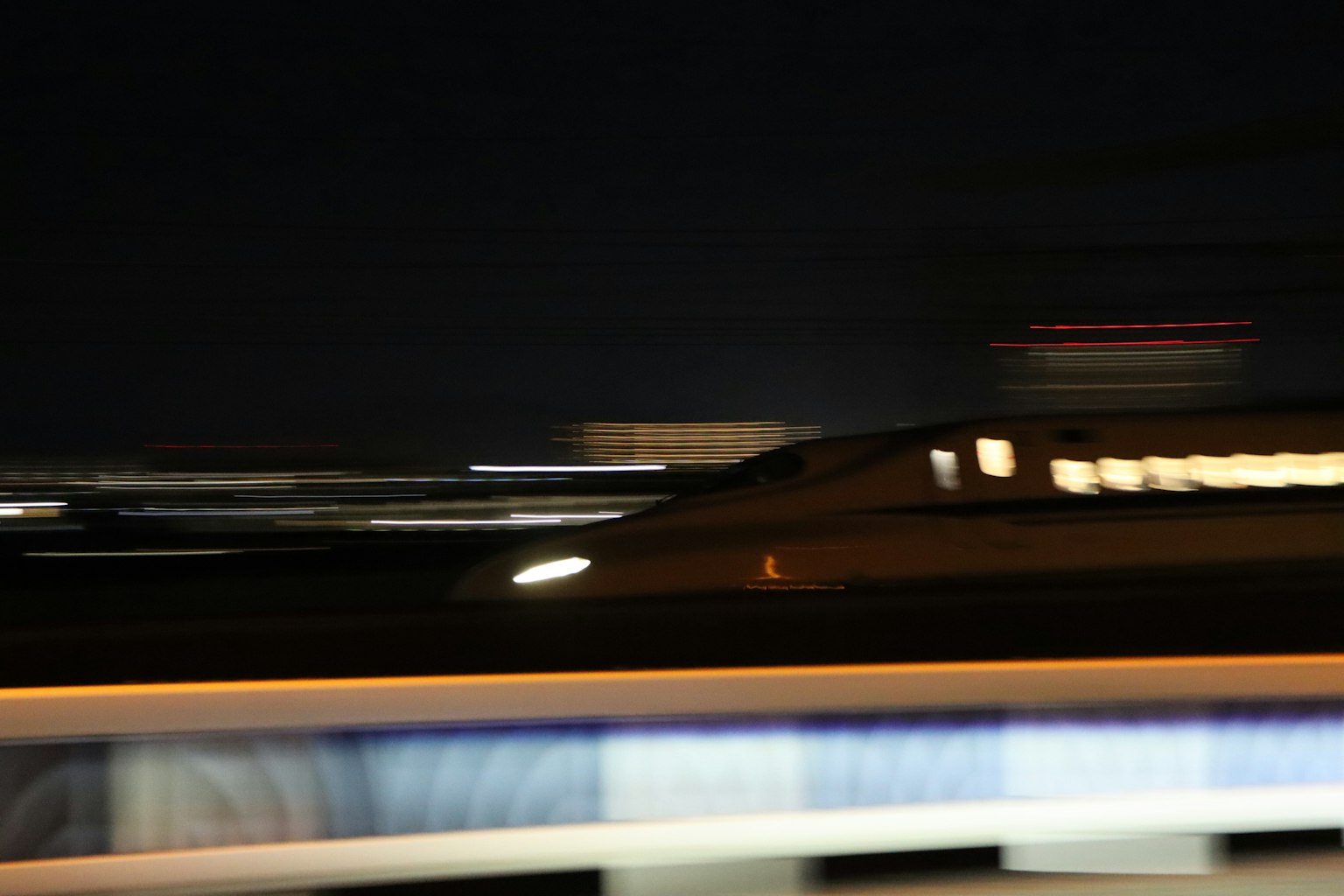Tàu Shinkansen cao tốc đang chuyển động vào ban đêm