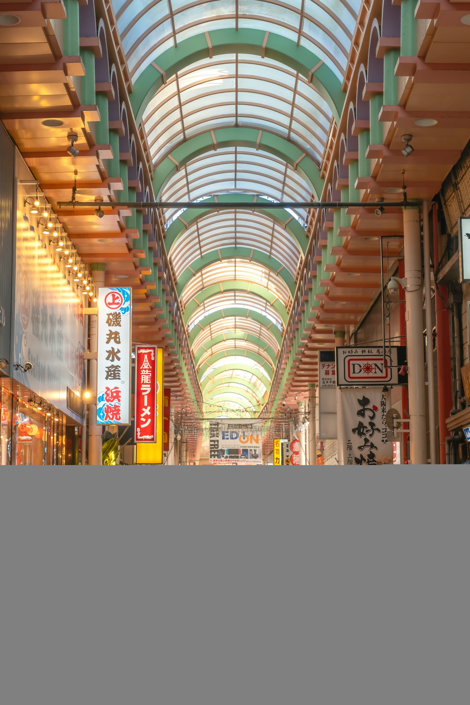 商店拱廊的內部，明亮的光線透過