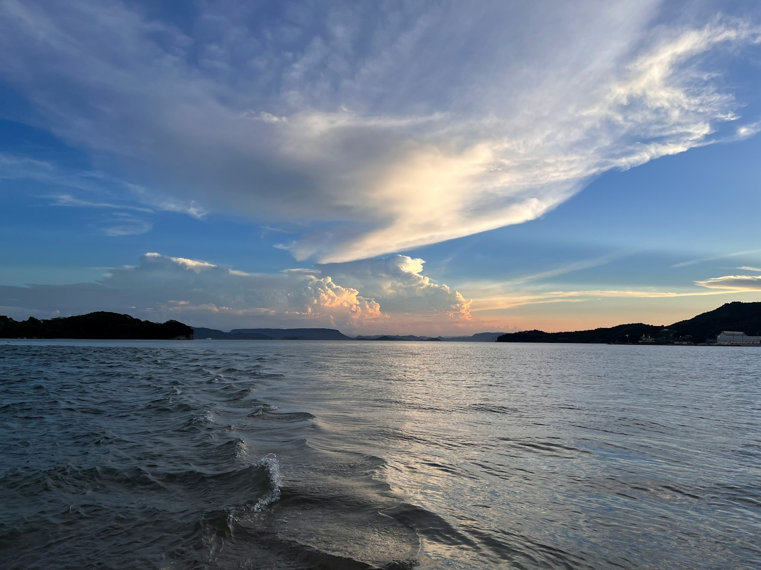 Pemandangan indah laut dan langit dengan ombak lembut