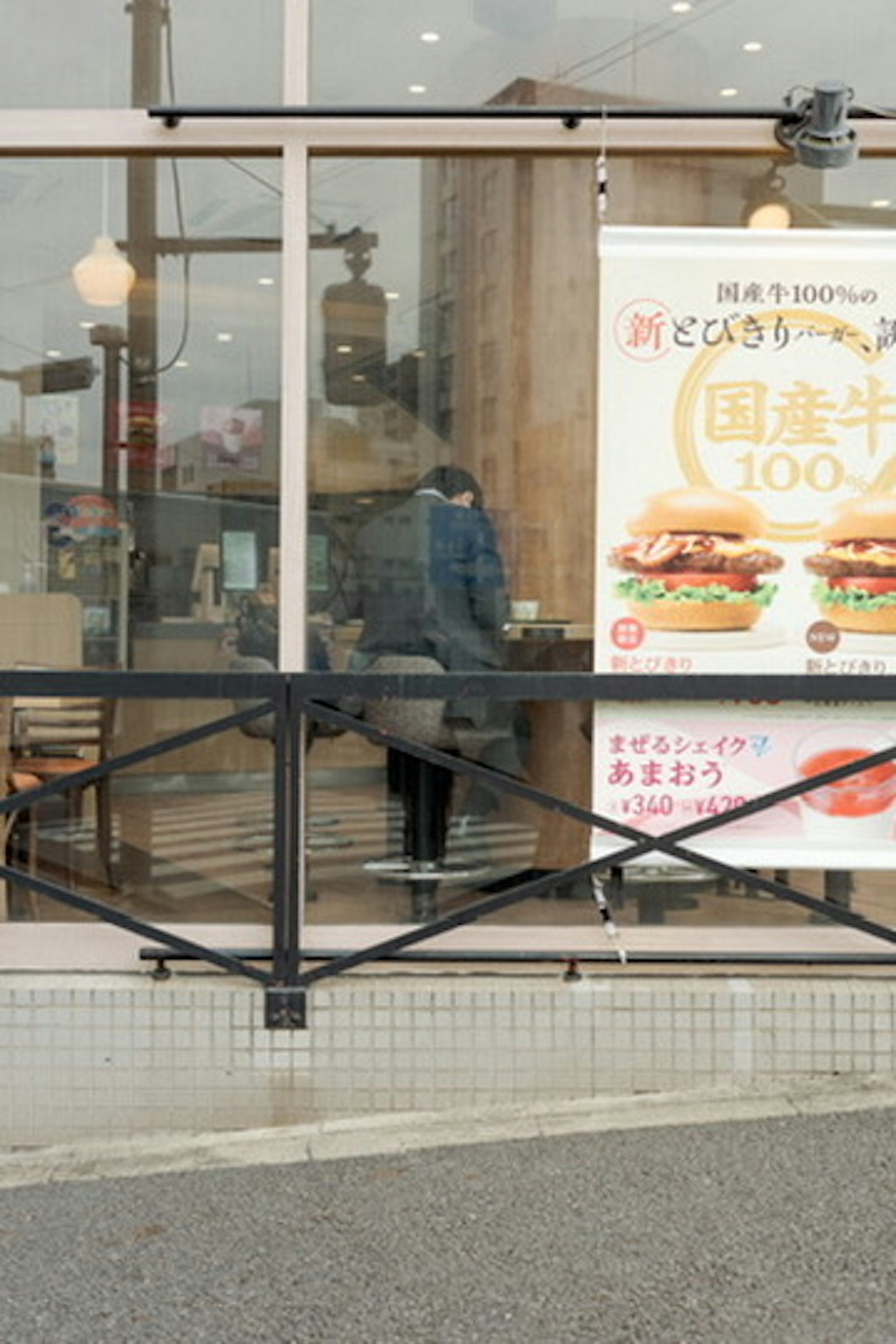 玻璃外观餐厅和广告牌的外景