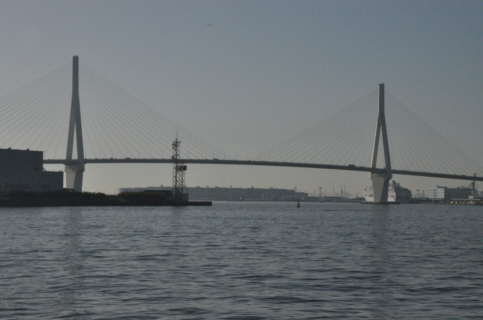 ทัศนียภาพไกลของสะพานแขวนที่สวยงามเหนือท่าเรือ