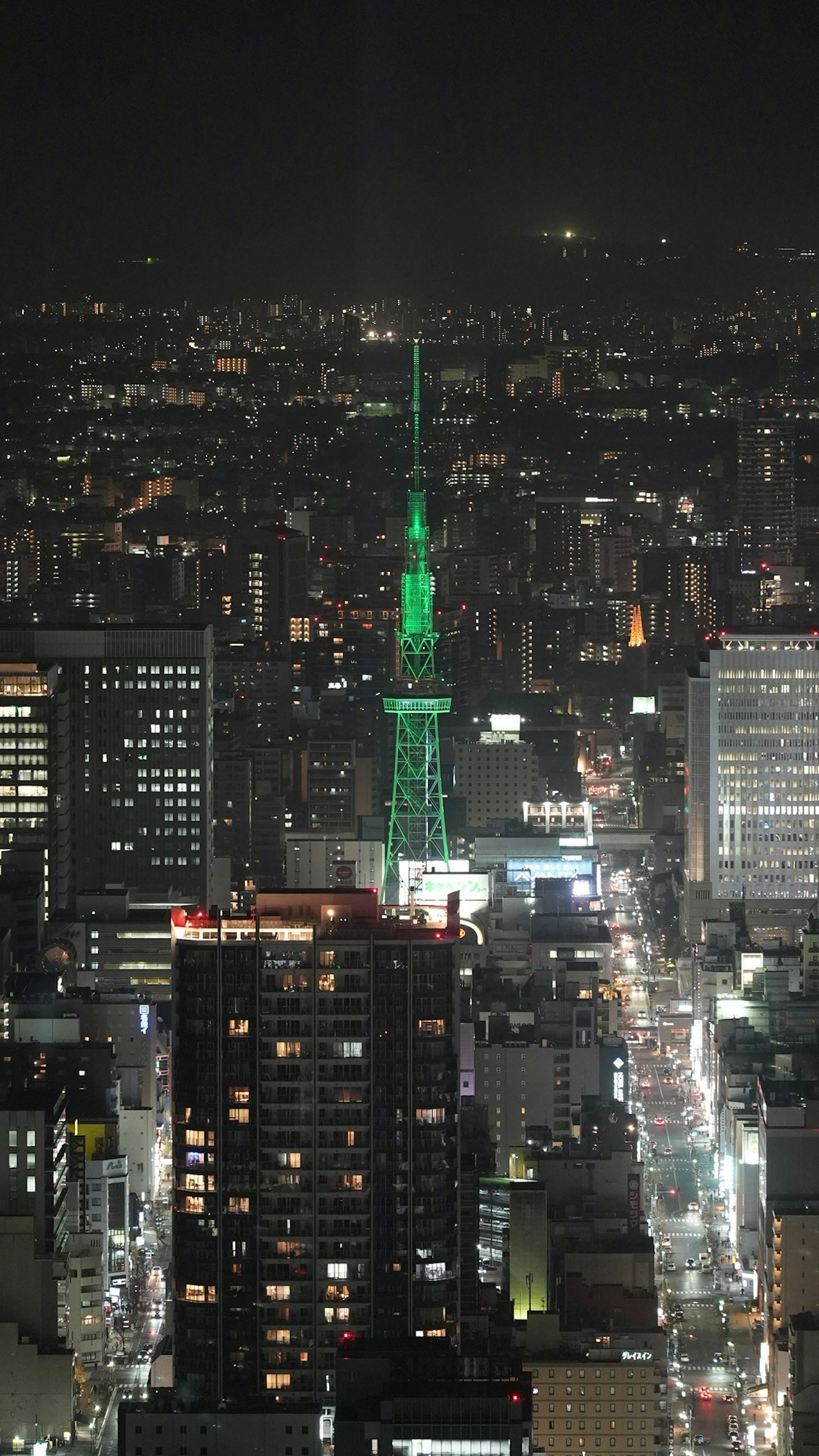 名古屋电视塔在夜空中被绿色照亮