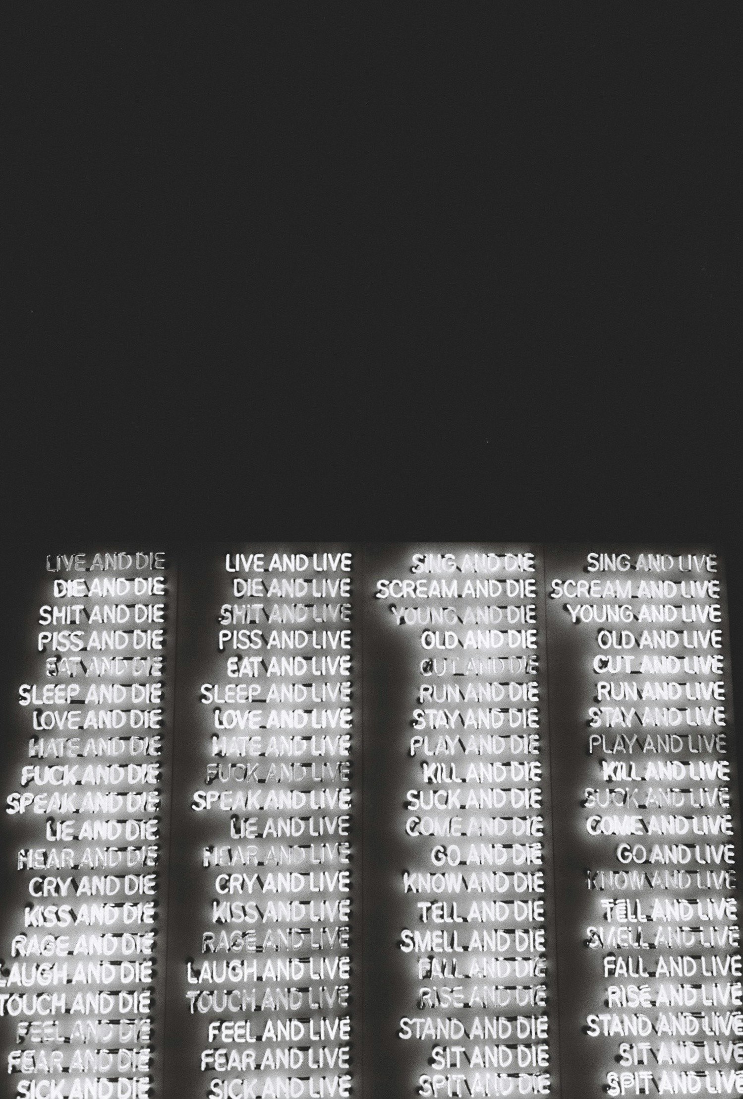 白い文字が黒い背景に映し出されている画像で、さまざまな感情やテーマが表現されている