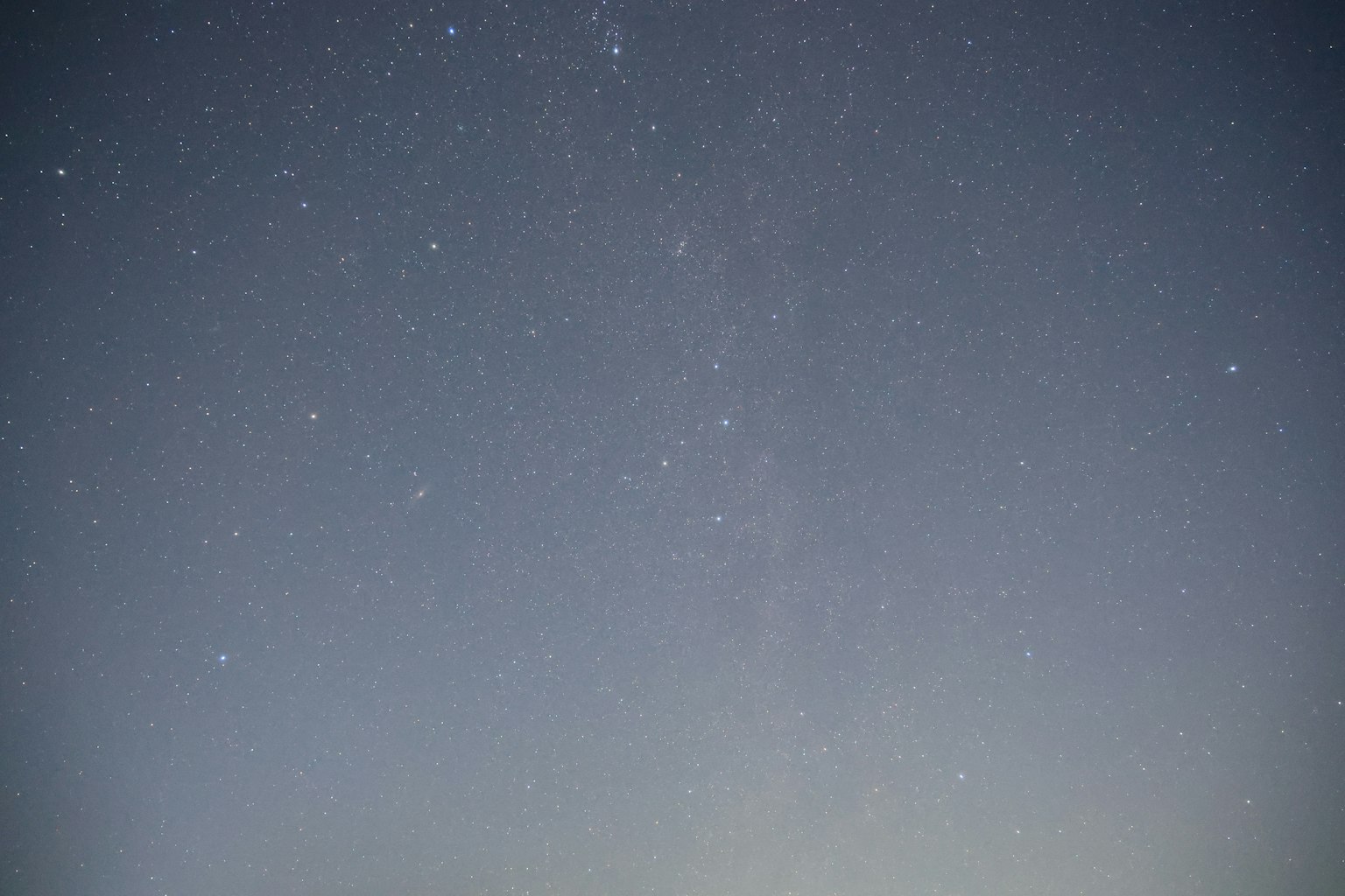 夜空照片，散佈在柔和藍色背景上的星星
