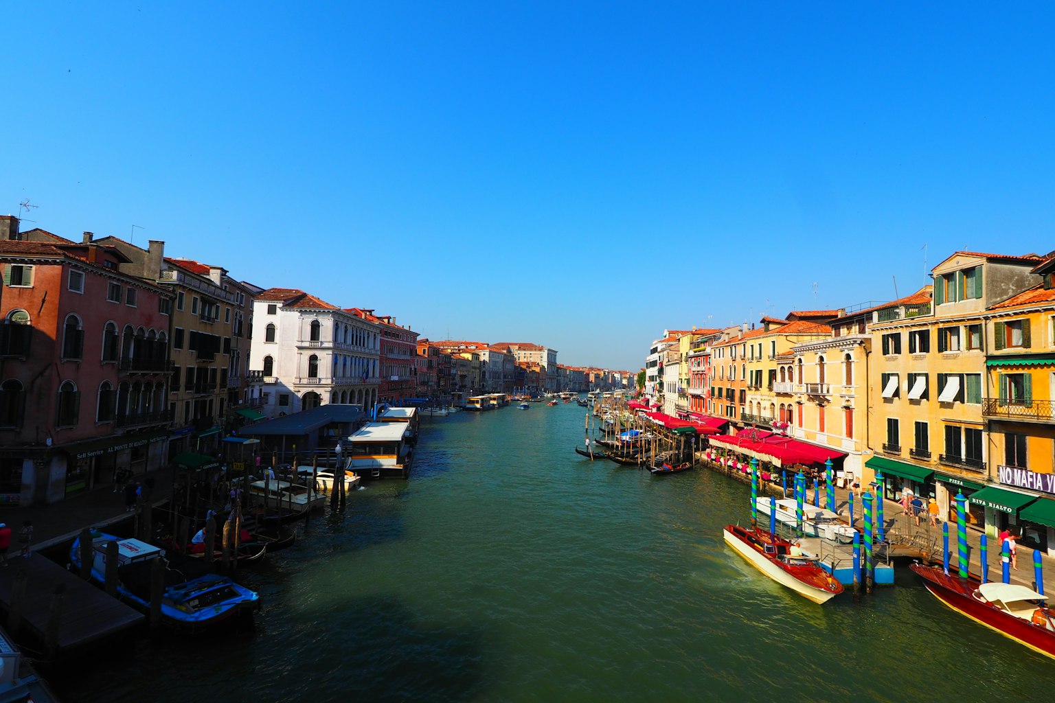 Malersicher Blick auf einen Kanal mit bunten Gebäuden in Venedig