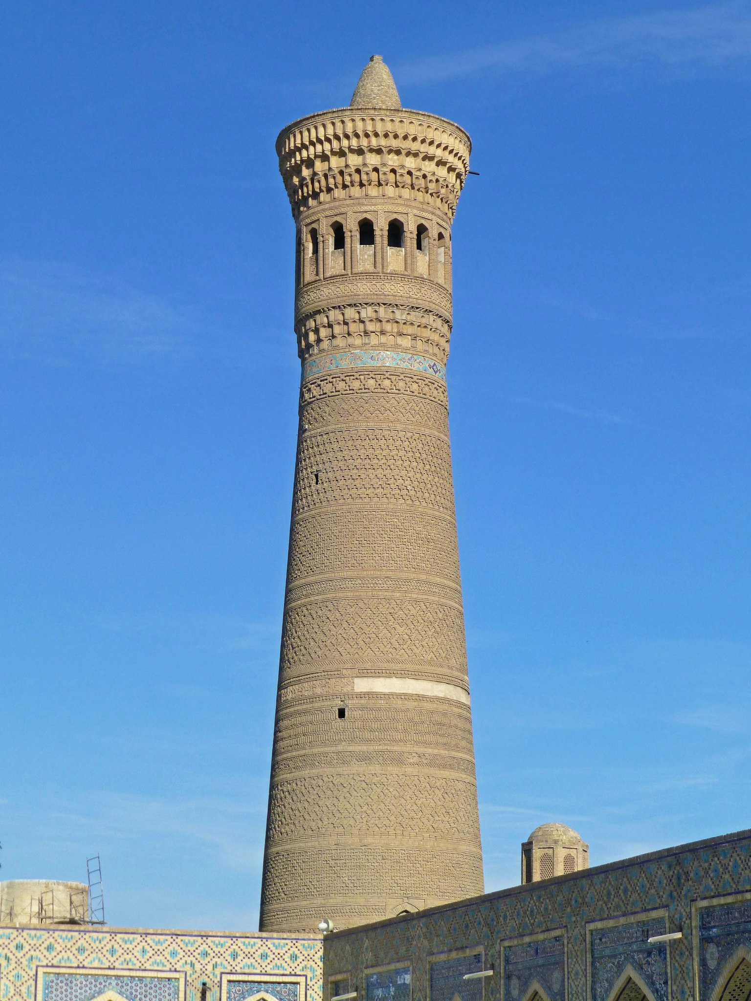 Grande tour sous un ciel bleu