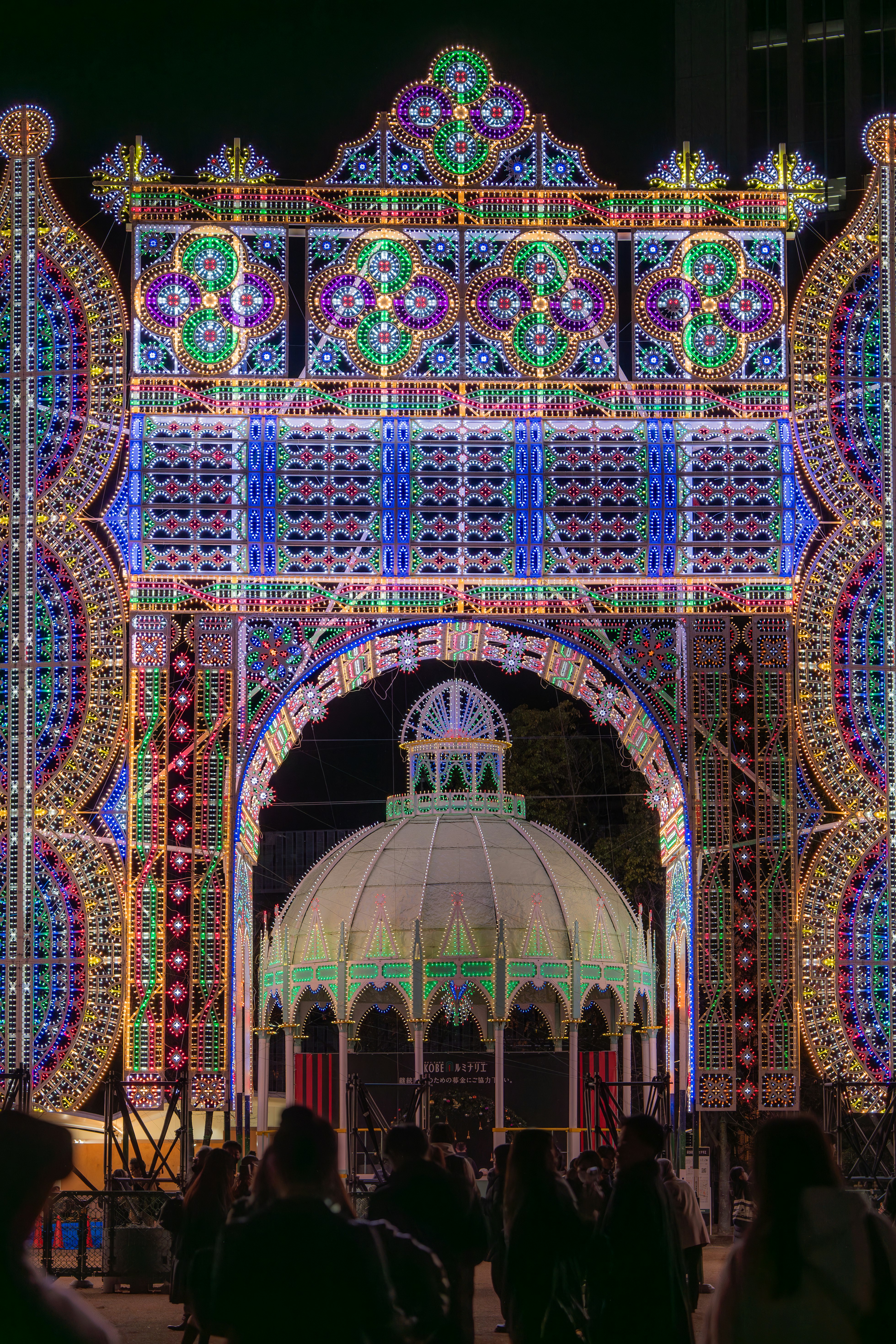 第30回神戸ルミナリエのイルミネーションアーチと夜景の東遊園地