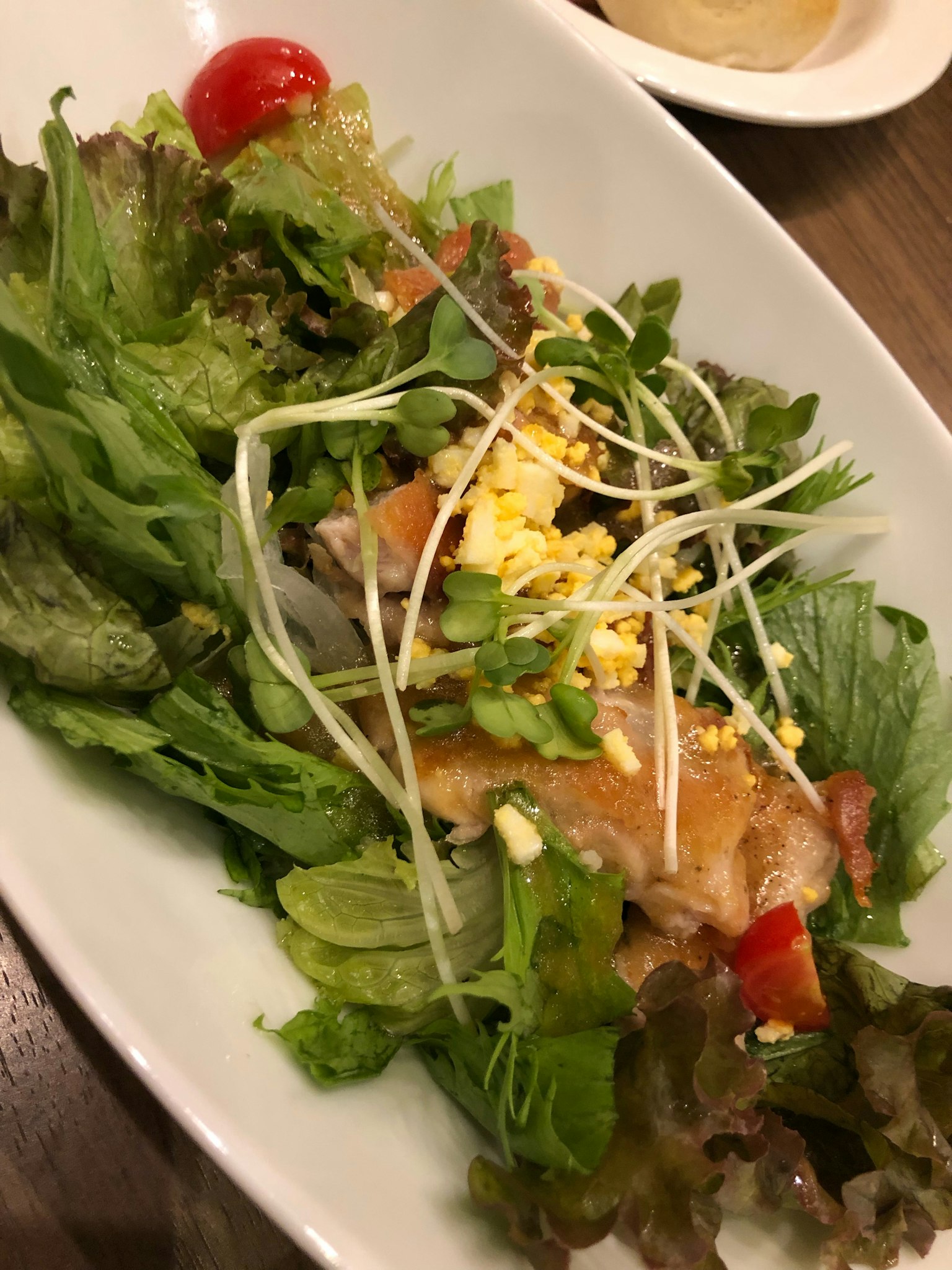 สลัดสดใหม่ที่มีมะเขือเทศและไข่