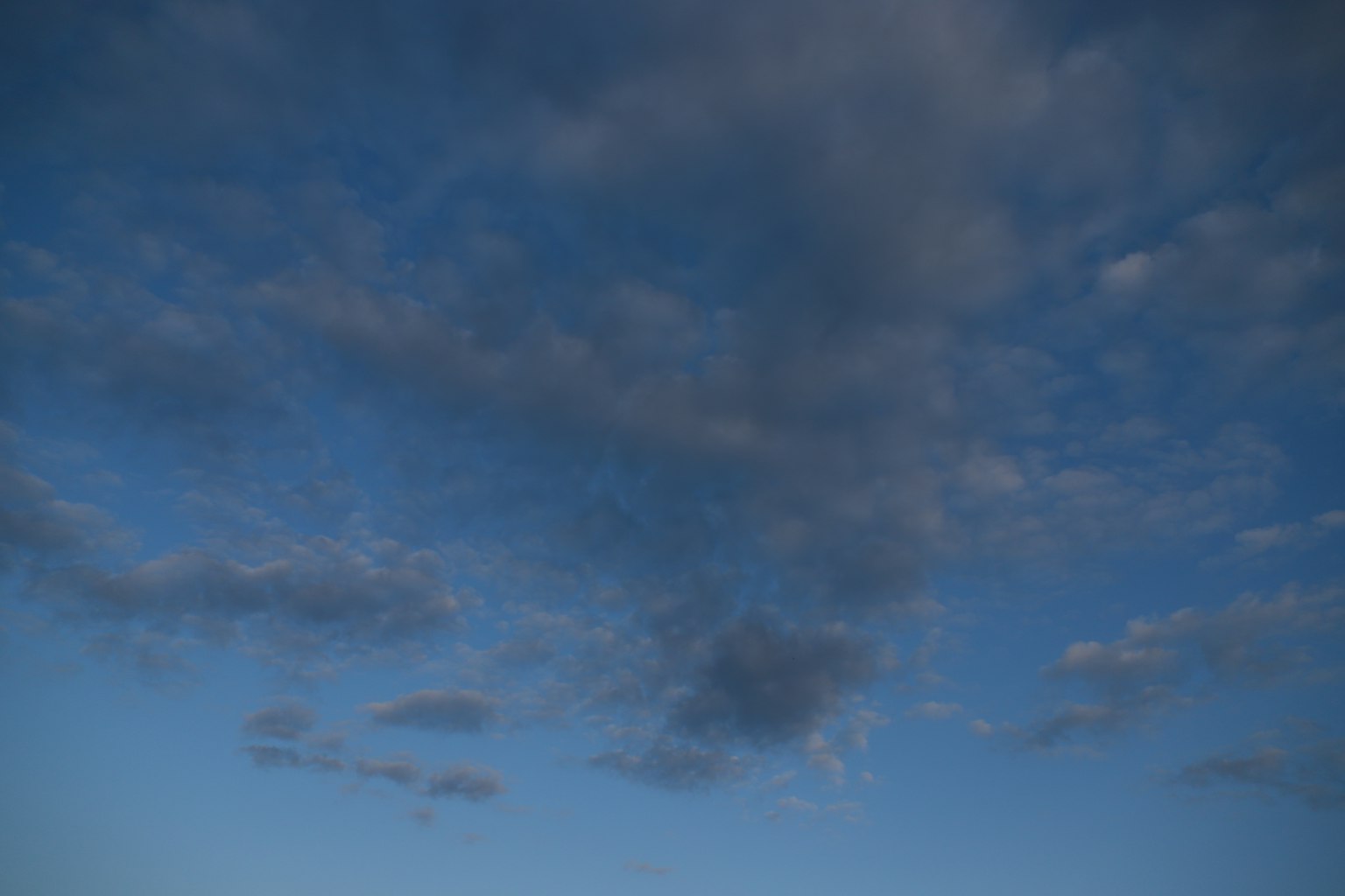 Motivi nuvolosi in un cielo blu