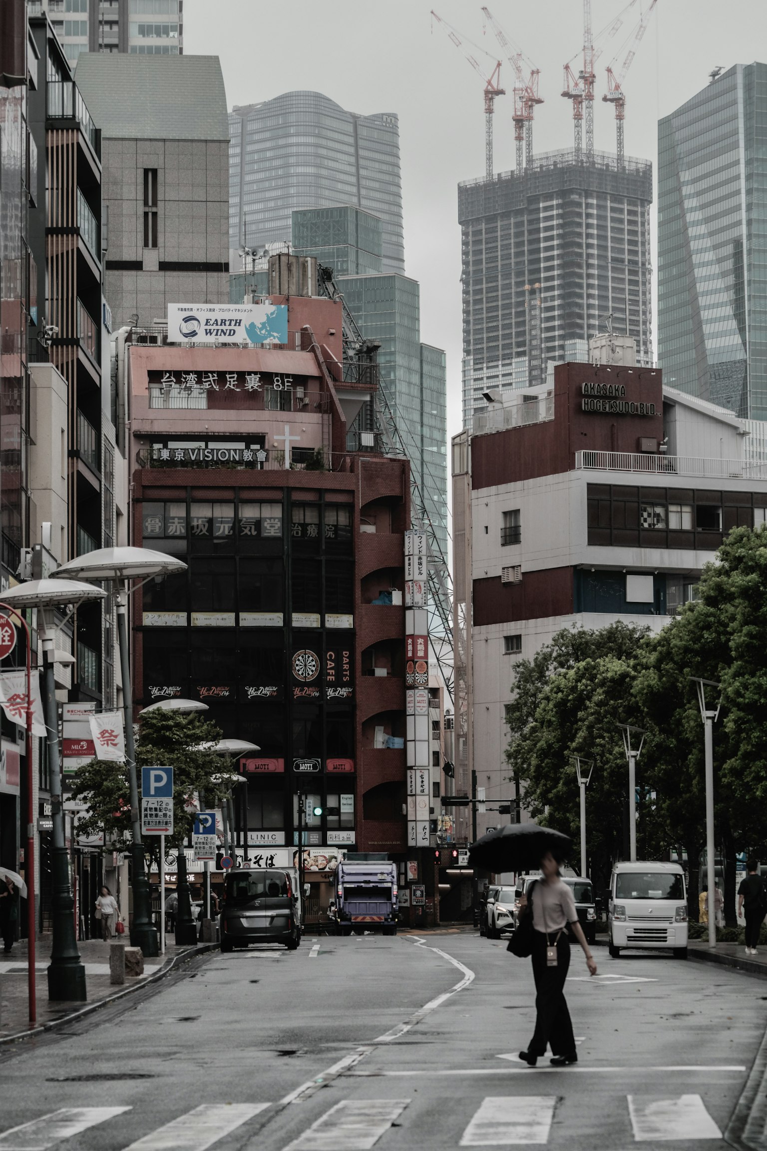 도시 교차로에 서 있는 사람과 배경의 고층 빌딩