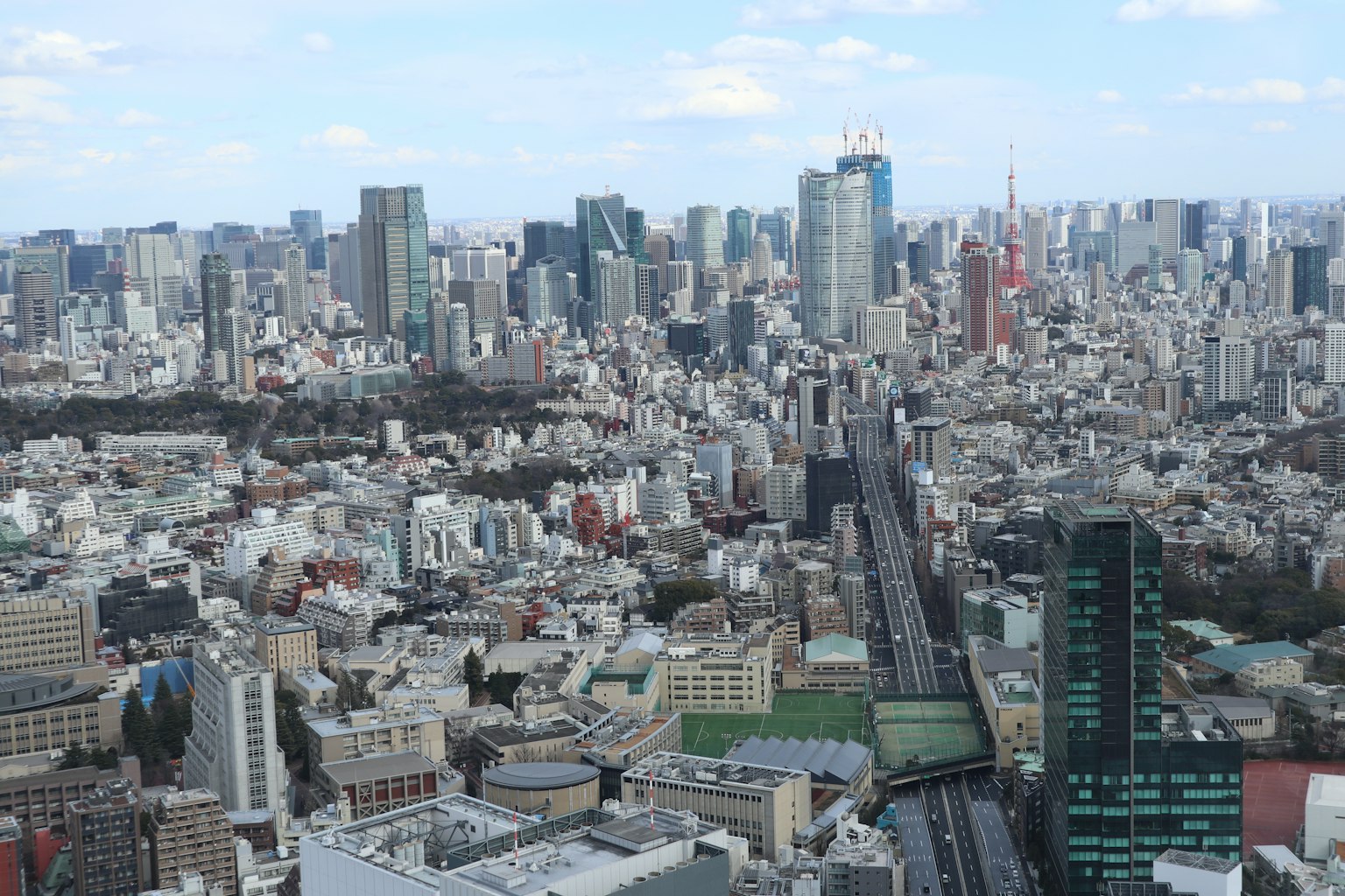 東京城市景觀的全景視圖包含摩天大樓和住宅建築