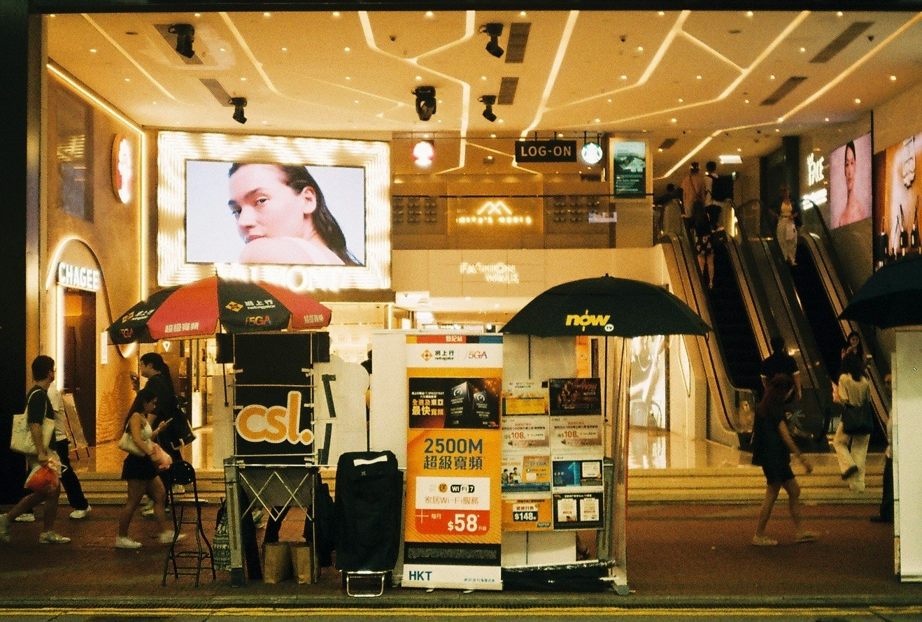 購物中心走廊裡擺放攤位與招牌的夜景