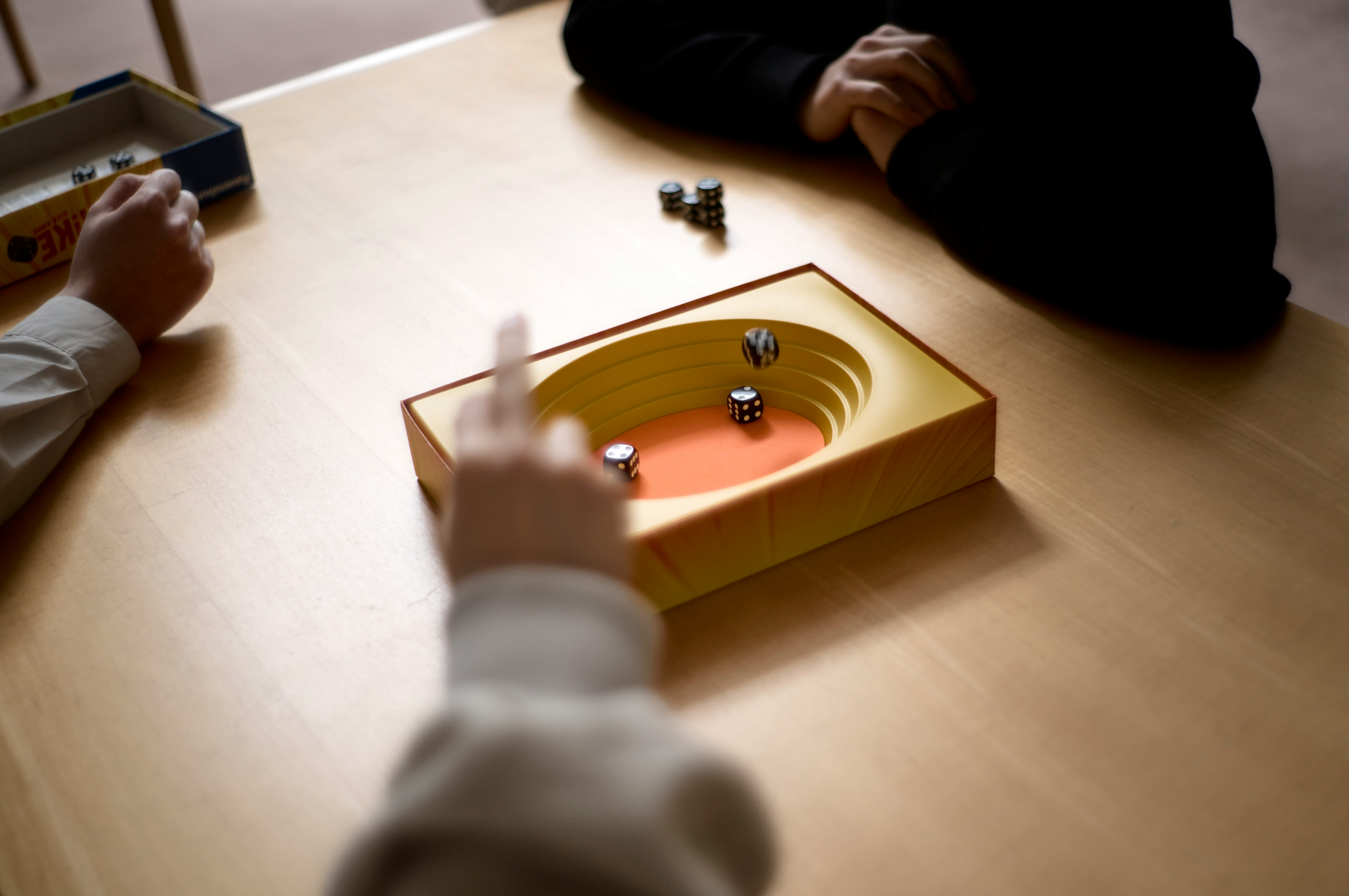 桌面上移動桌遊棋子的手