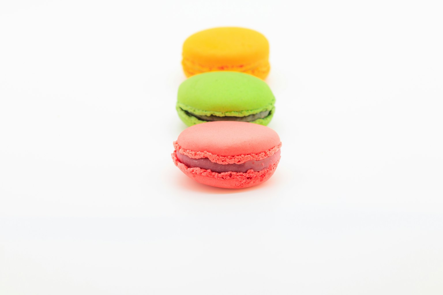Macaron nhiều màu sắc được xếp trên nền trắng